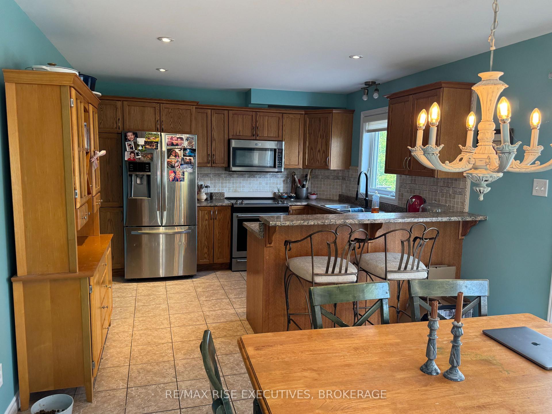 Photo 5 of 211 Oak Street, Gananoque — HOMEH