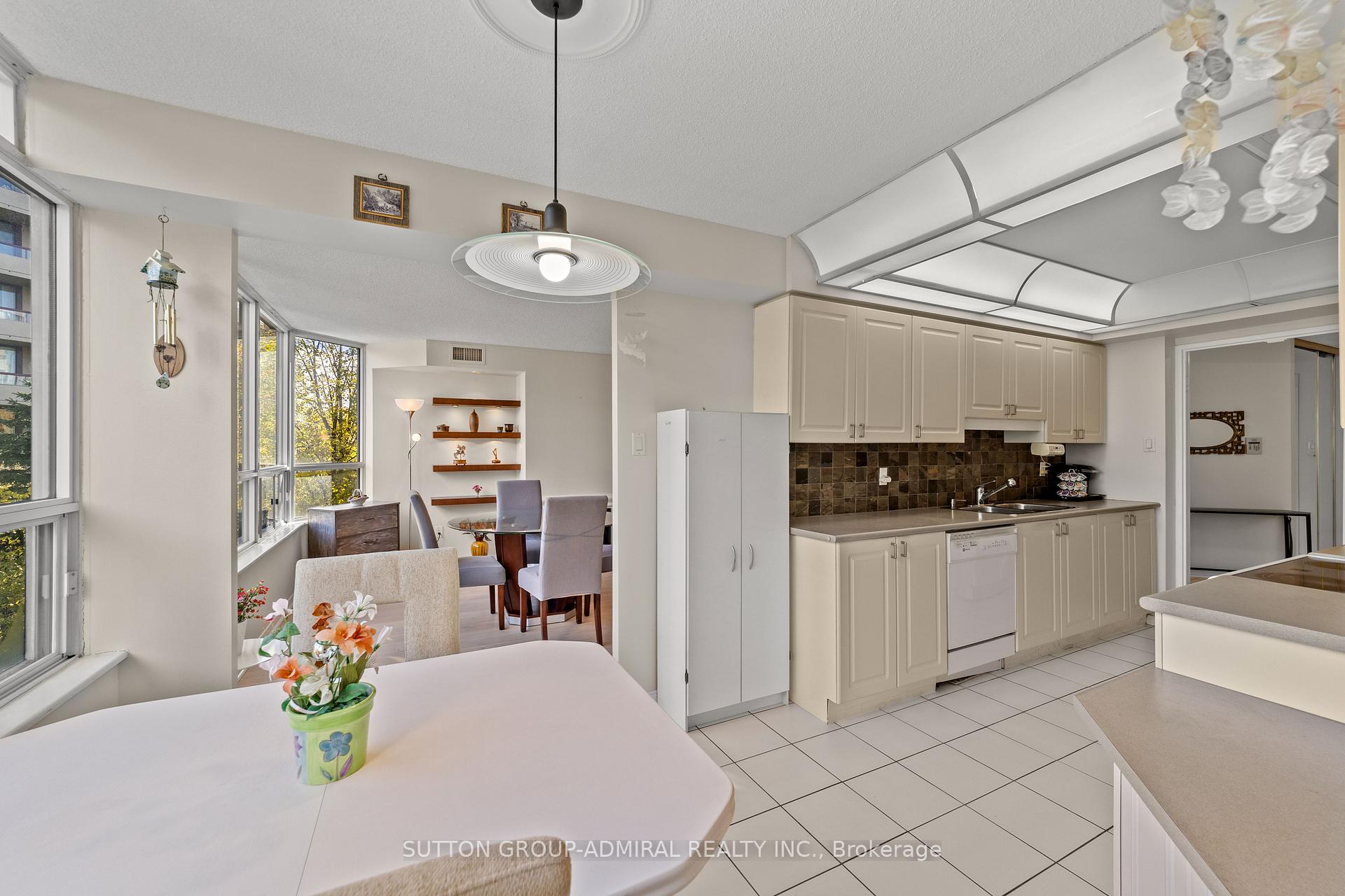 Photo 23 of Unit 304, 11 Townsgate Drive, Vaughan, Crestwood-Springfarm-Yorkhill — HOMEH
