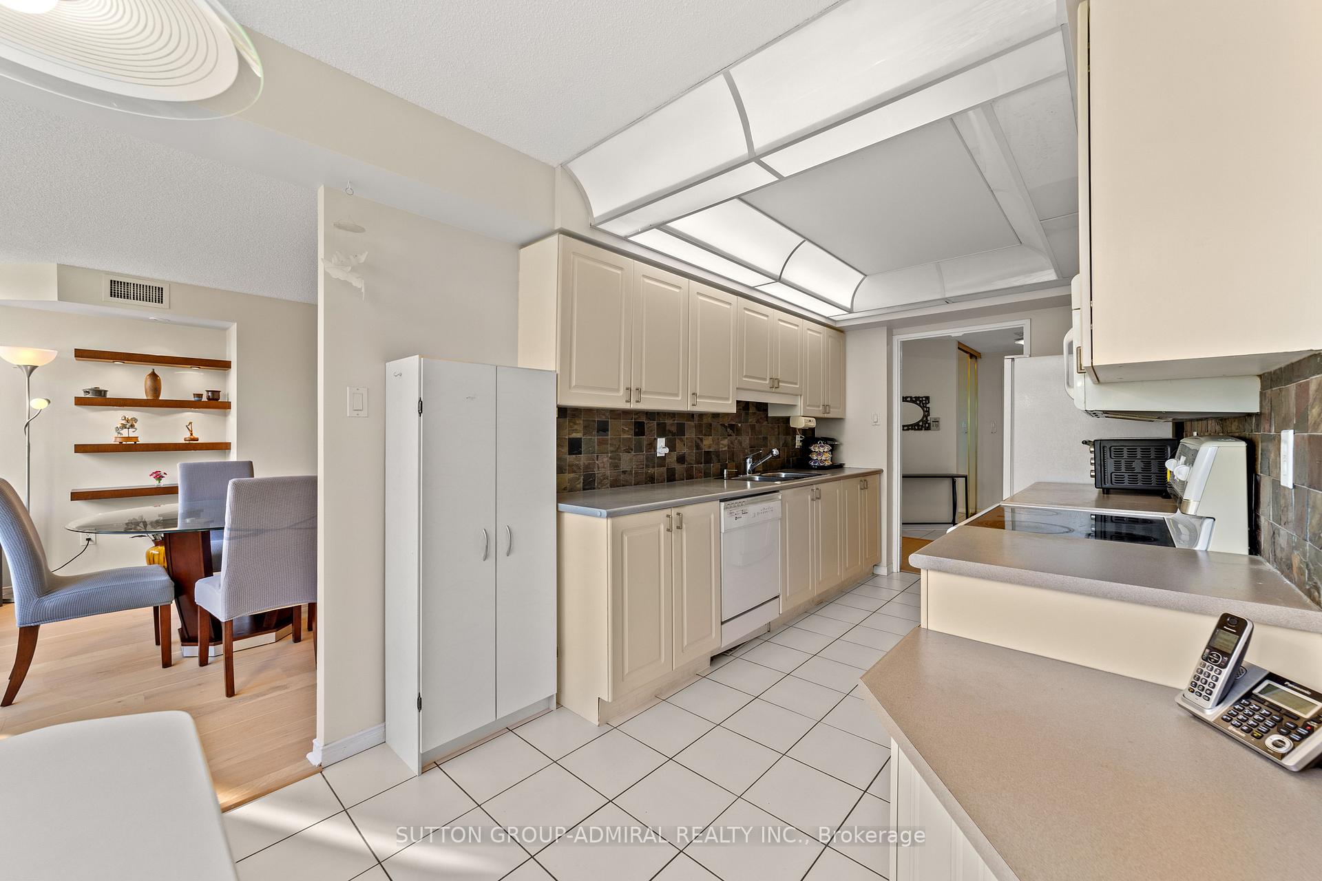 Photo 25 of Unit 304, 11 Townsgate Drive, Vaughan, Crestwood-Springfarm-Yorkhill — HOMEH