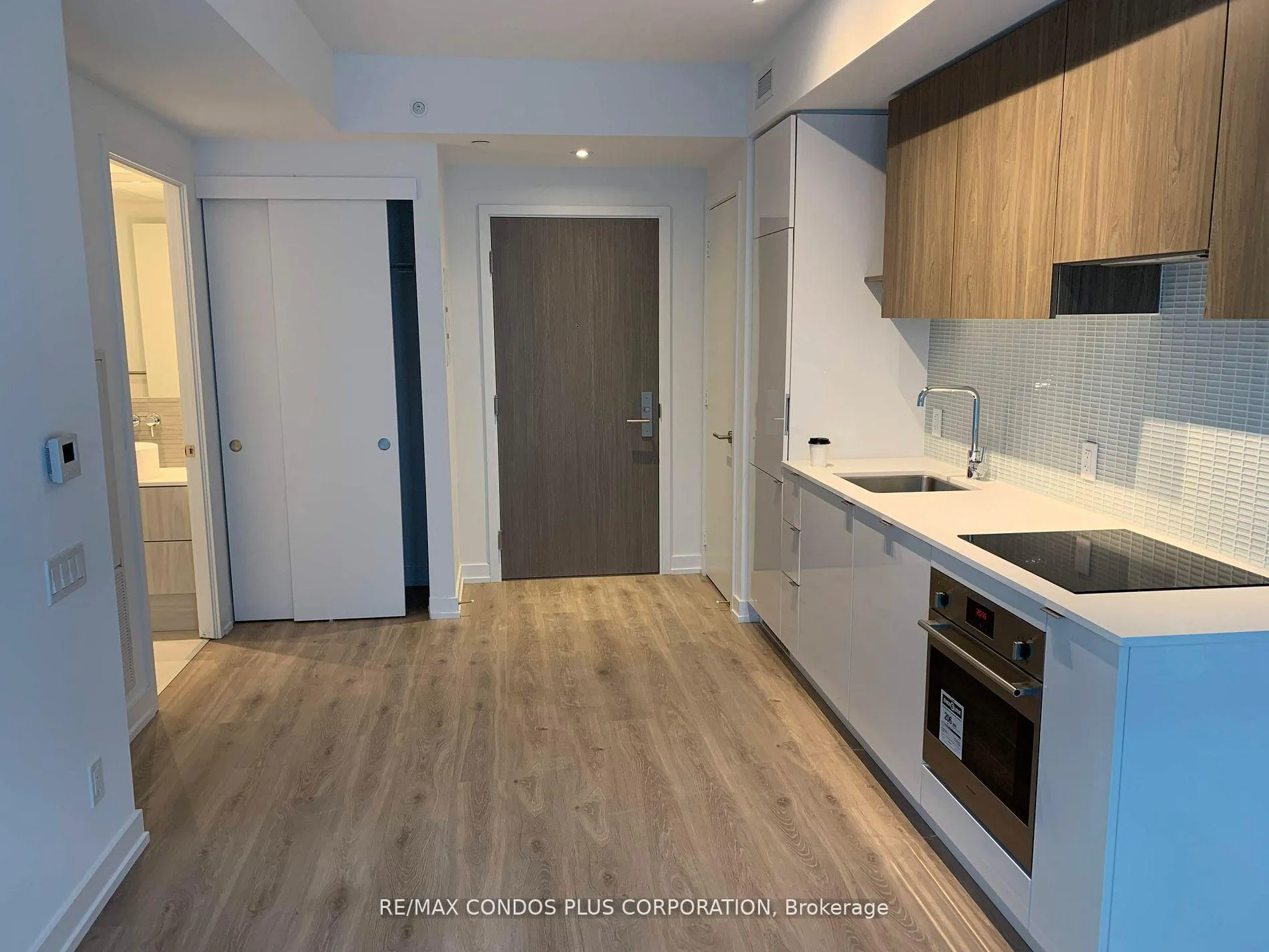 Photo 3 of Unit 726, 161 Roehampton Avenue, Toronto, Mount Pleasant West — HOMEH