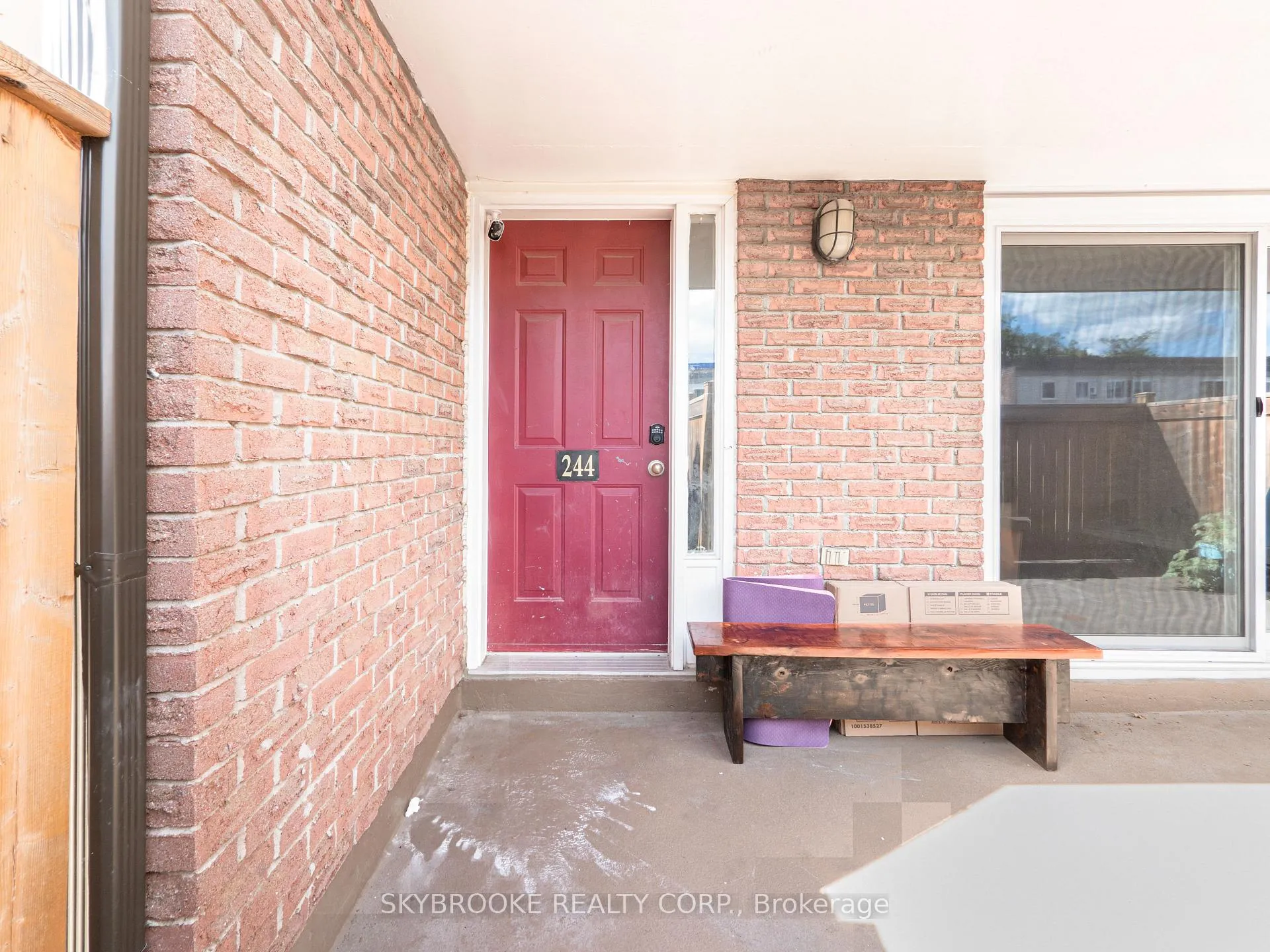 Photo 2 of Unit 118, 244 Milestone Crescent, Aurora, Aurora Village — HOMEH
