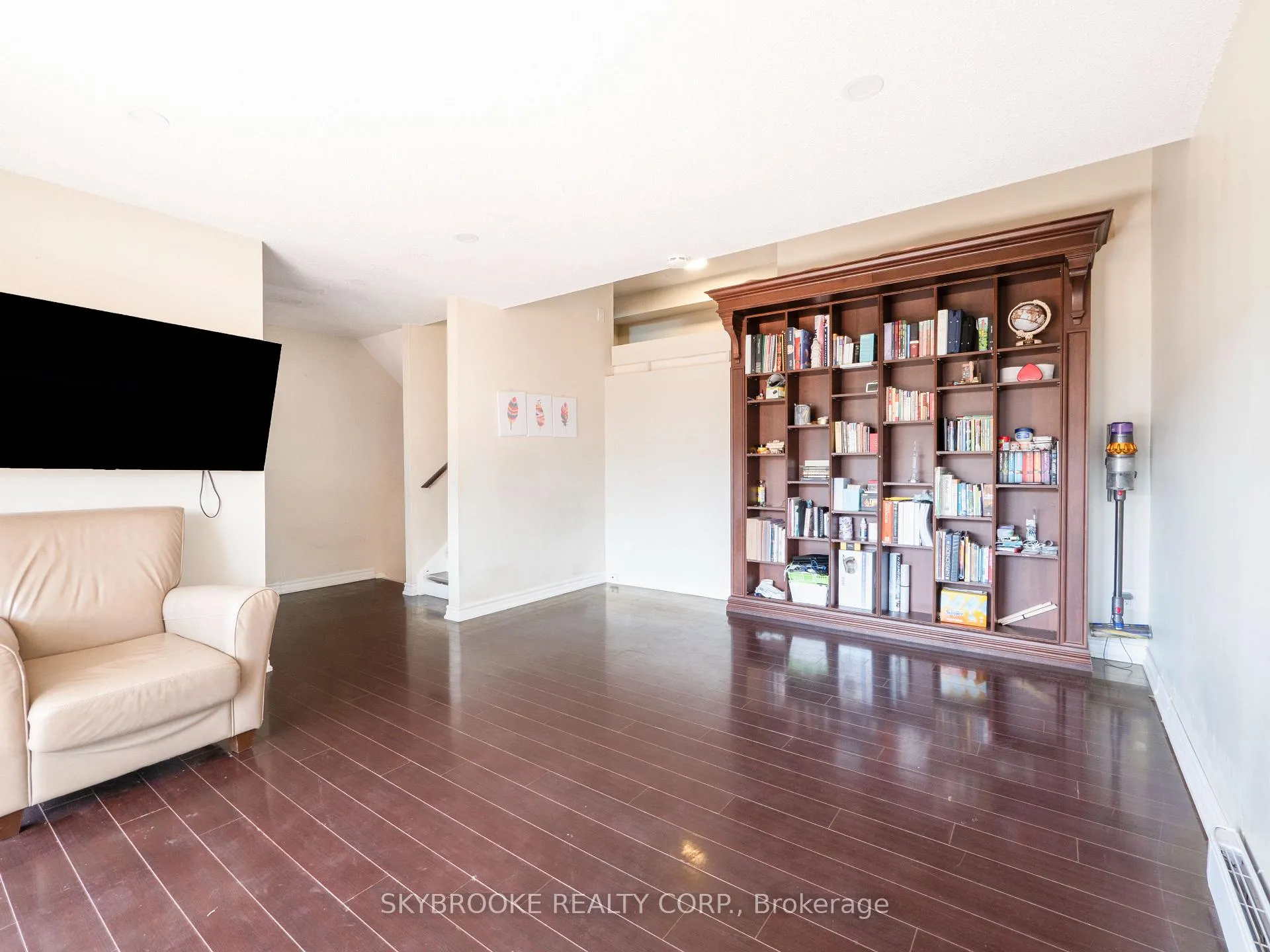 Photo 4 of Unit 118, 244 Milestone Crescent, Aurora, Aurora Village — HOMEH