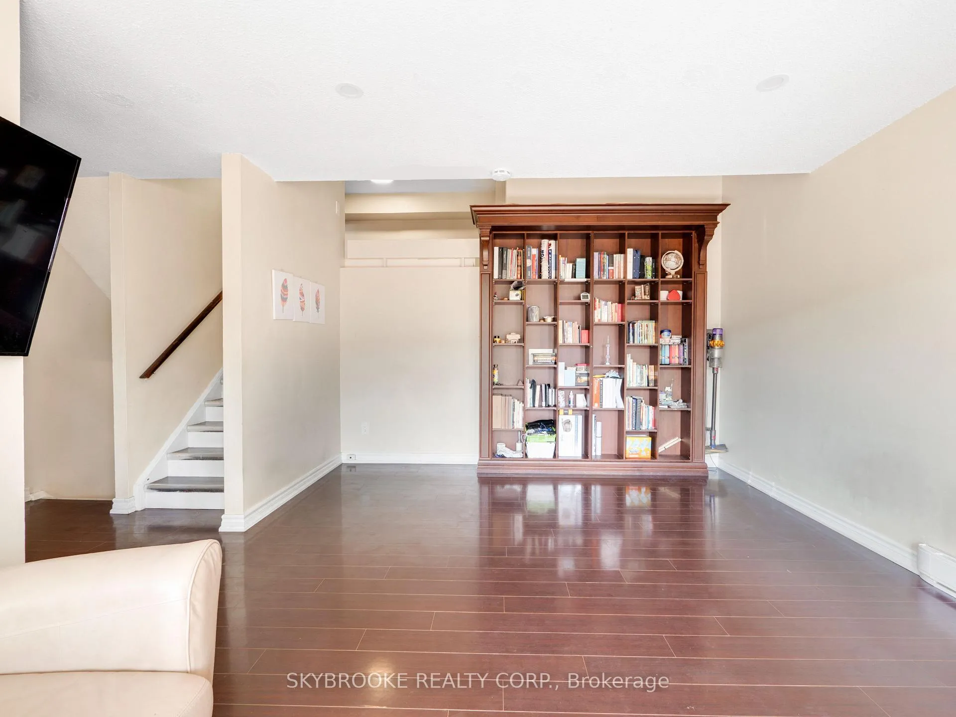 Photo 5 of Unit 118, 244 Milestone Crescent, Aurora, Aurora Village — HOMEH