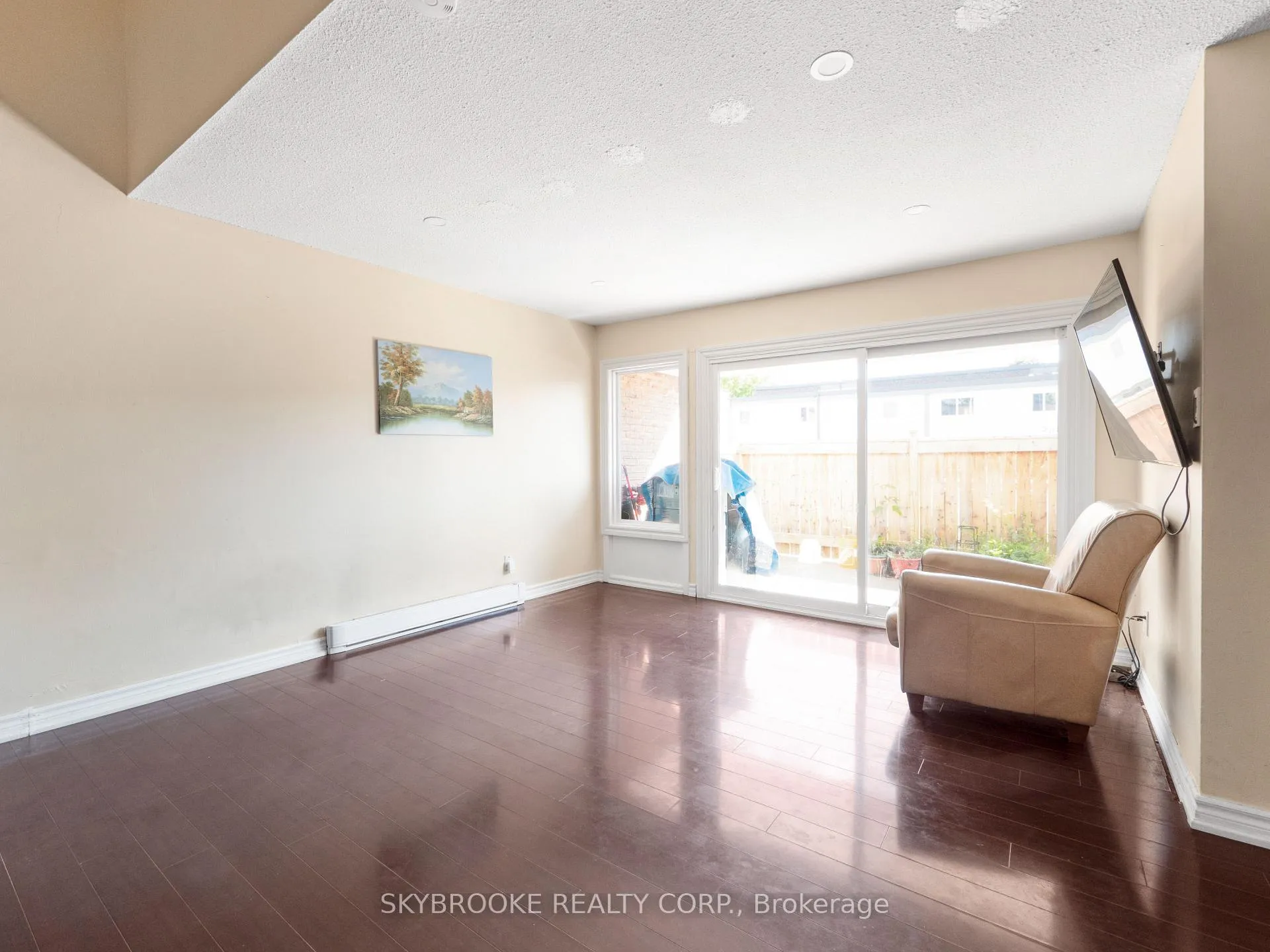 Photo 6 of Unit 118, 244 Milestone Crescent, Aurora, Aurora Village — HOMEH
