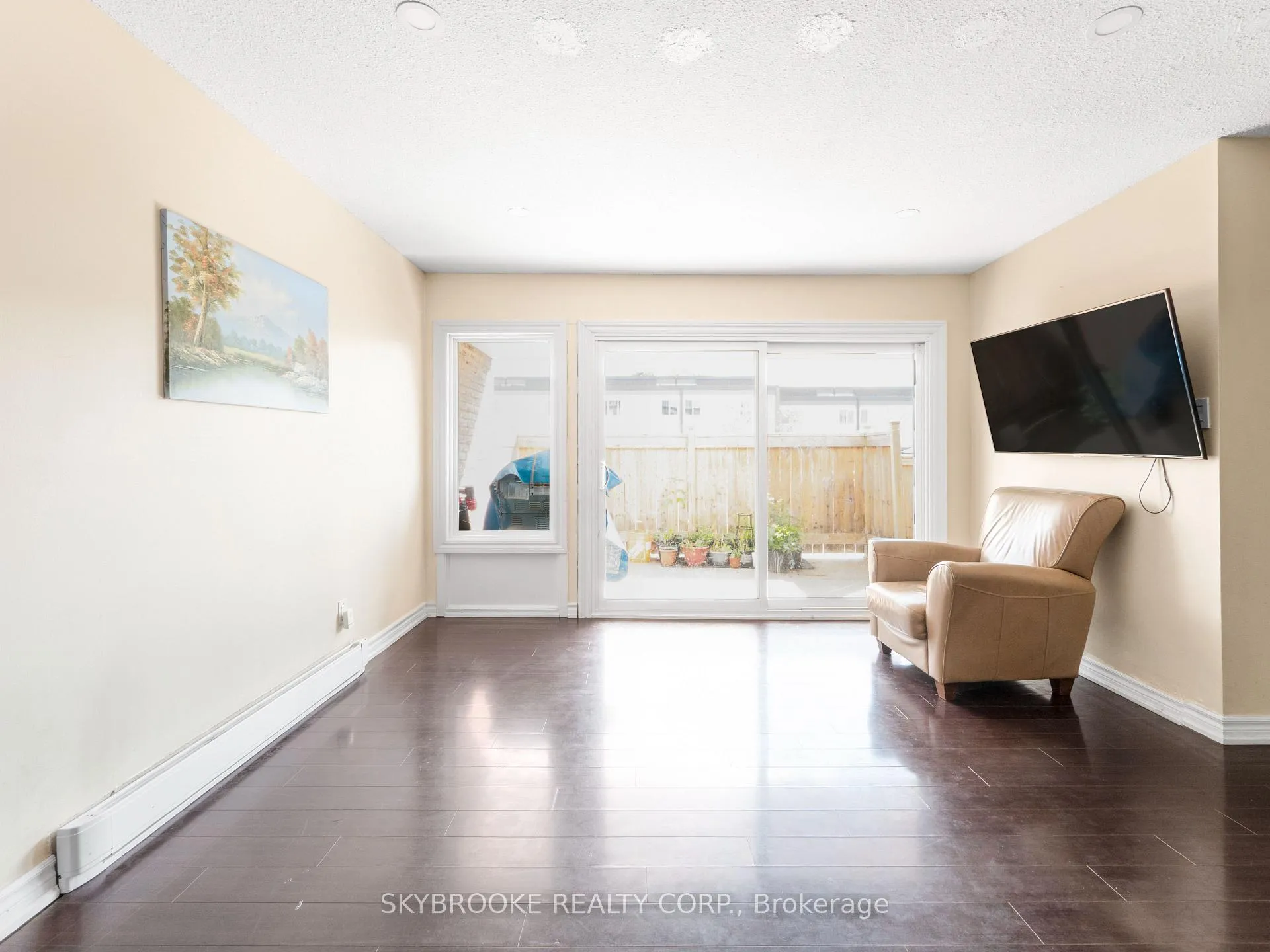 Photo 7 of Unit 118, 244 Milestone Crescent, Aurora, Aurora Village — HOMEH