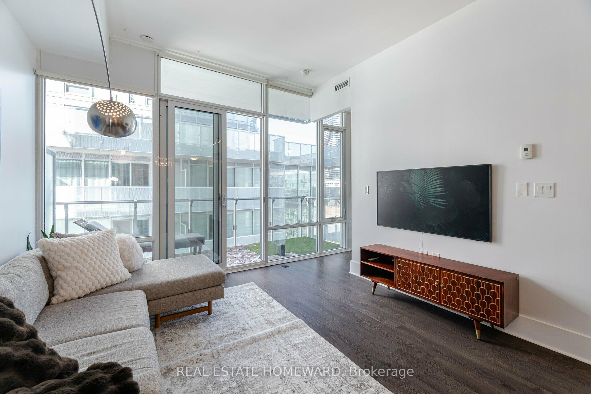 Photo 15 of Unit 902, 29 Queens Quay E, Toronto, Waterfront Communities — HOMEH