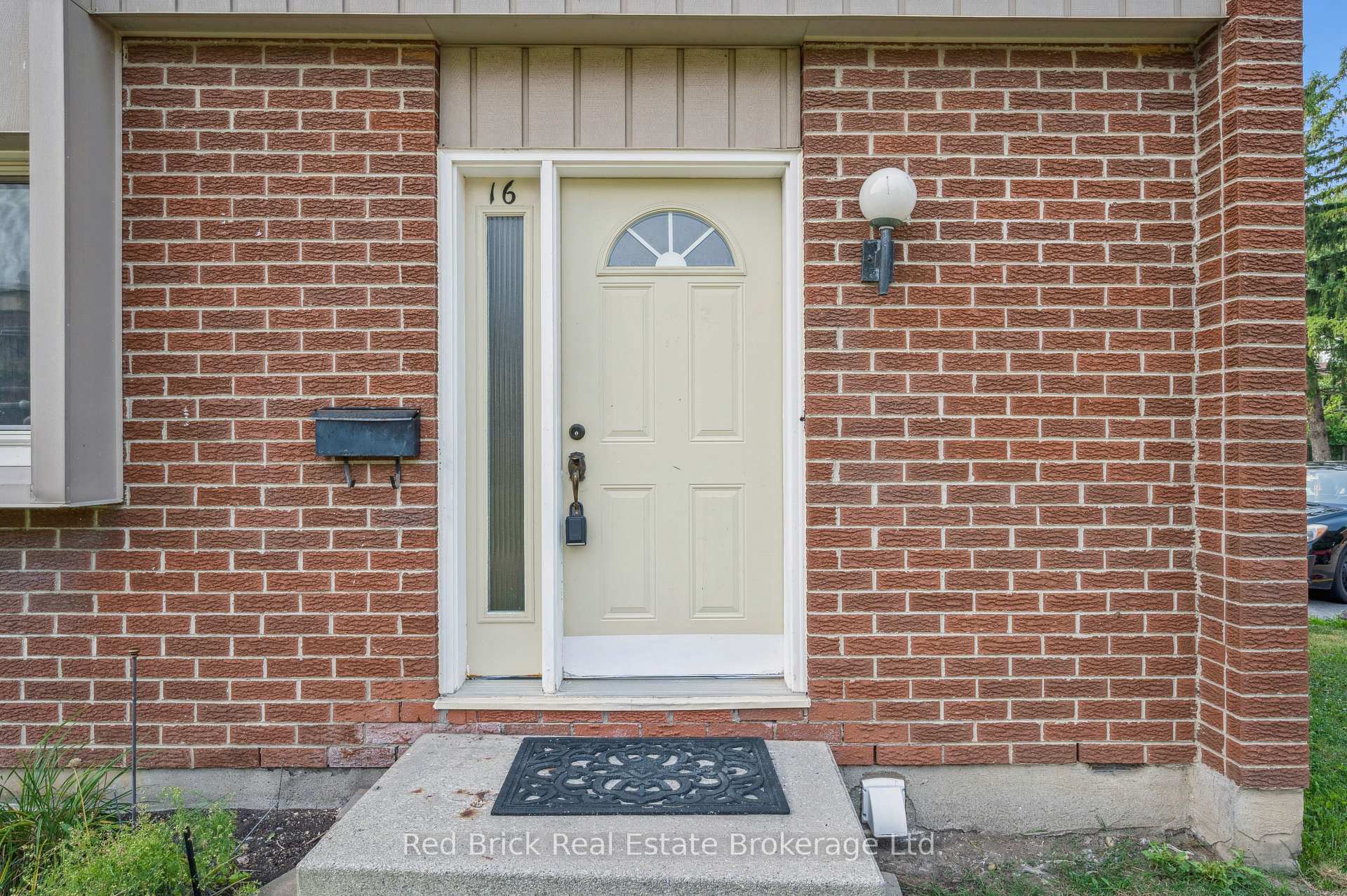 Photo 5 of Unit 16, 121 University Avenue E, Waterloo — HOMEH