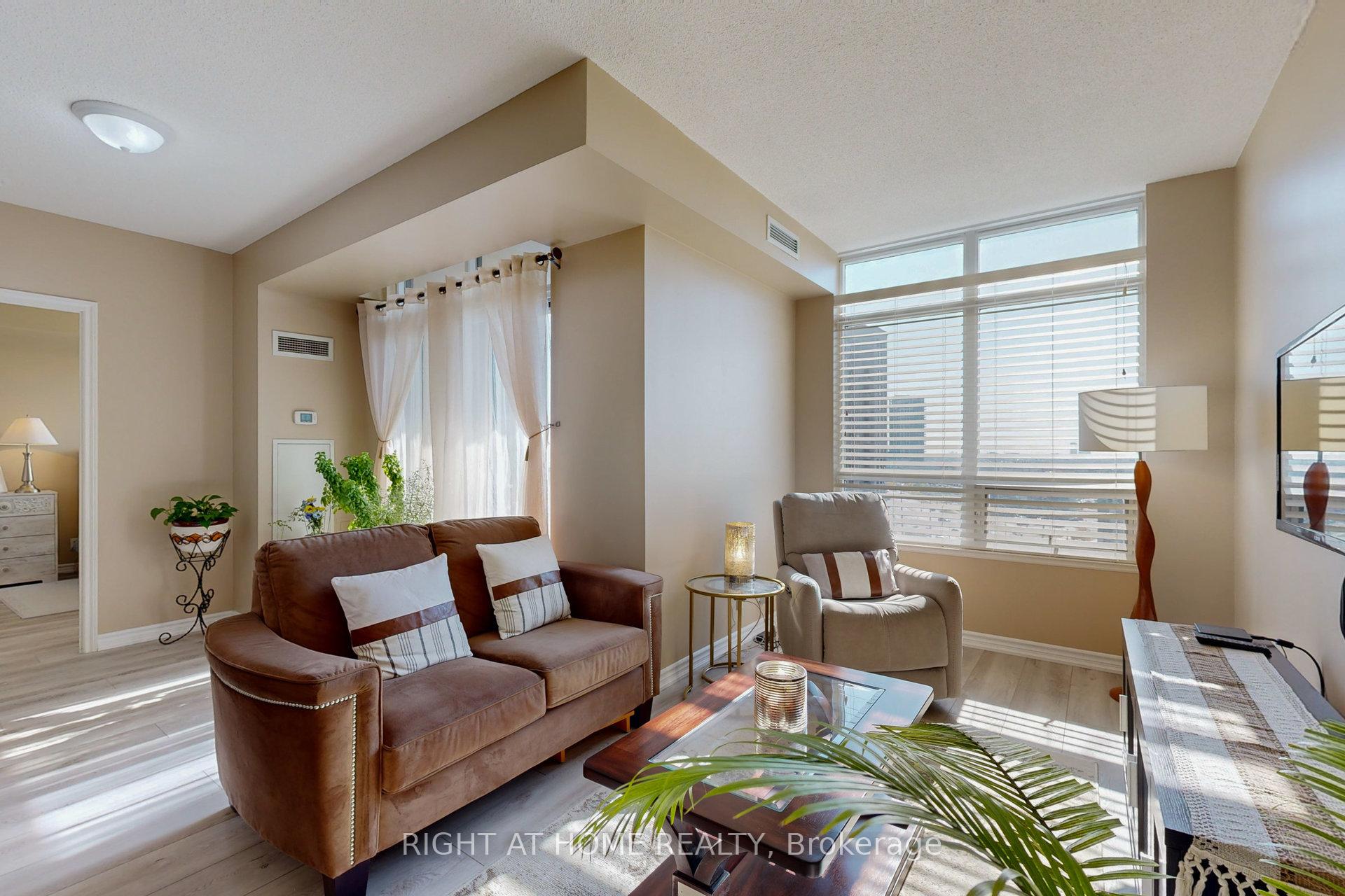 Photo 11 of Unit 1009, 9235 Jane Street, Vaughan, Maple — HOMEH