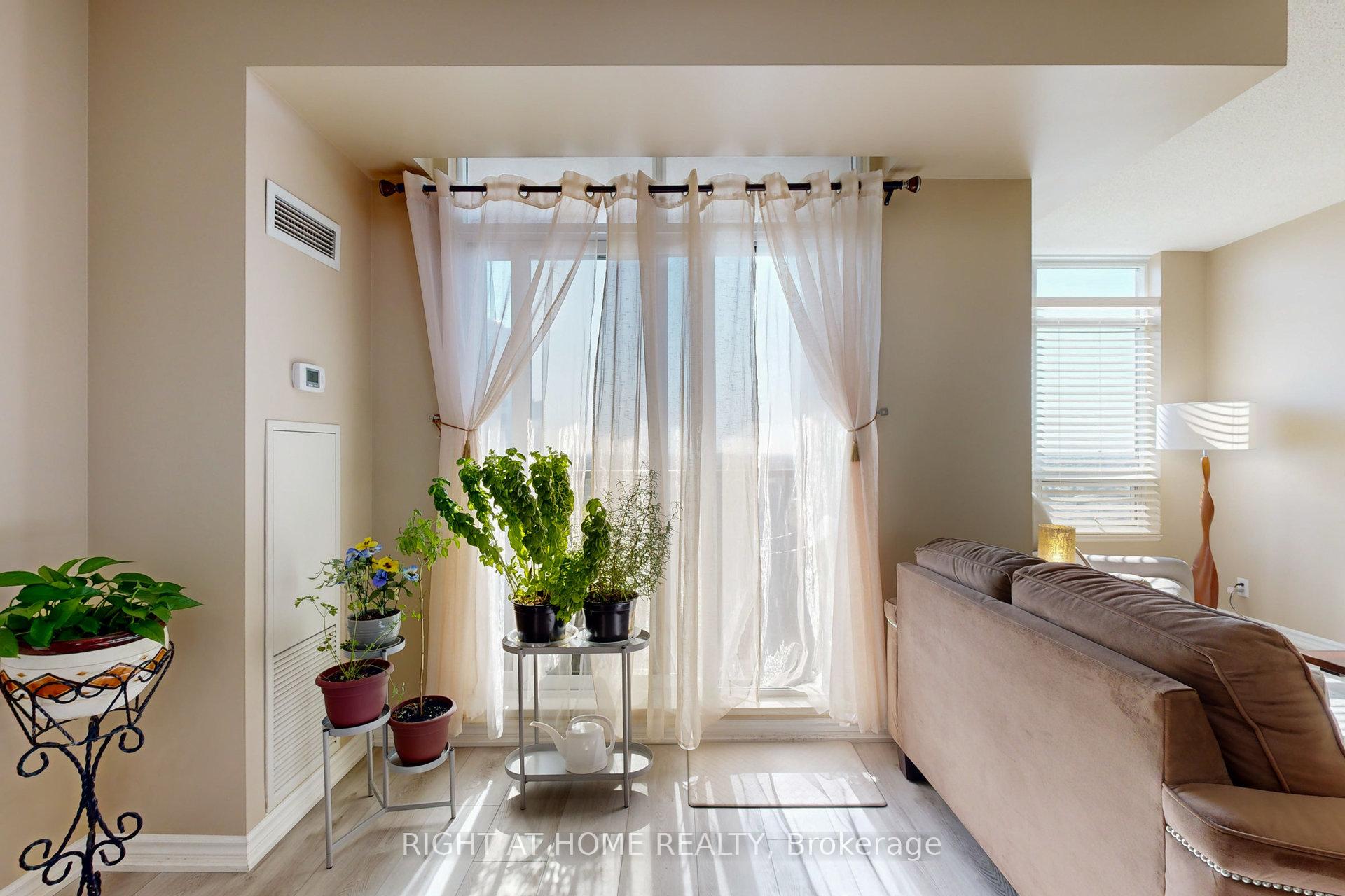 Photo 13 of Unit 1009, 9235 Jane Street, Vaughan, Maple — HOMEH