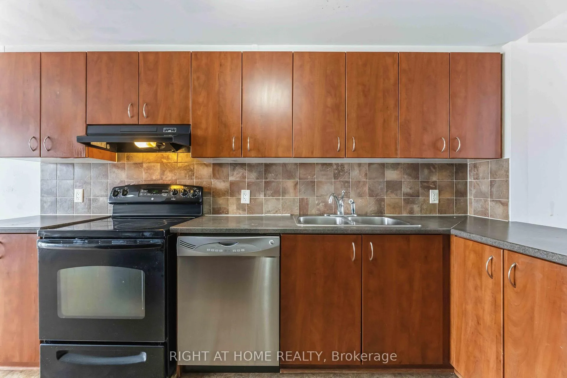 Photo 5 of Unit B, 455 Chapman Mills Drive, Ottawa, Barrhaven - Strandherd — HOMEH