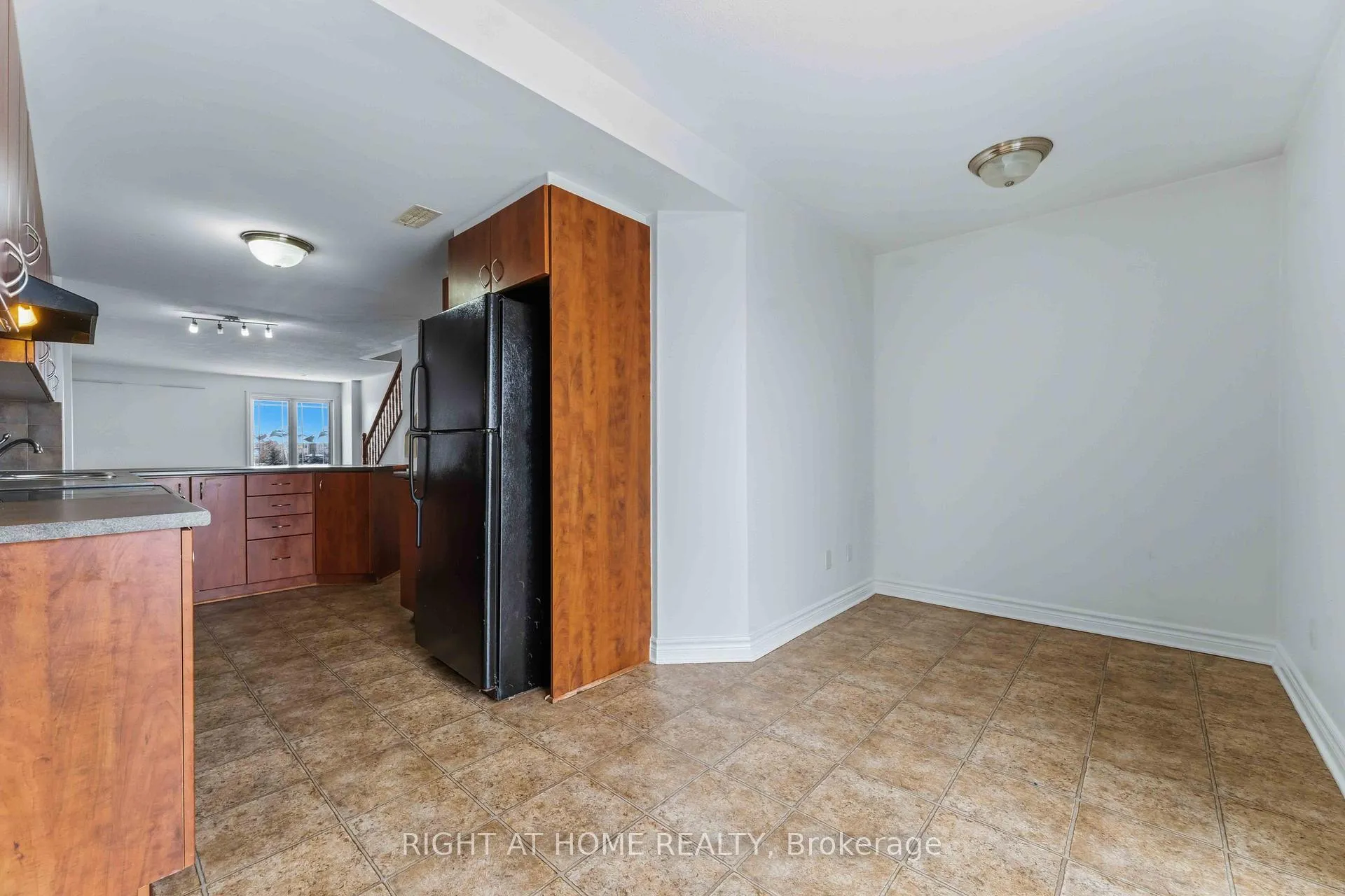 Photo 6 of Unit B, 455 Chapman Mills Drive, Ottawa, Barrhaven - Strandherd — HOMEH