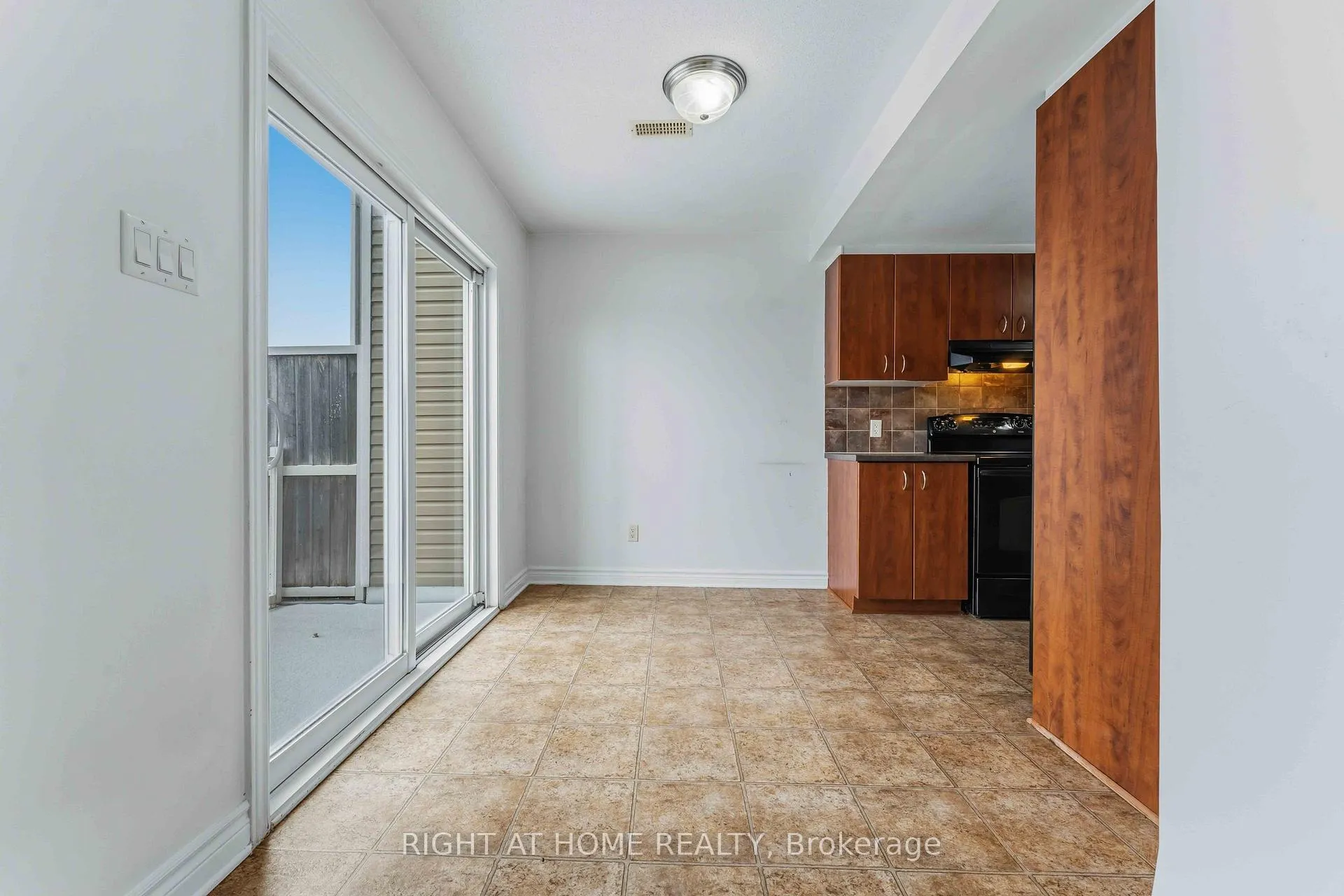 Photo 7 of Unit B, 455 Chapman Mills Drive, Ottawa, Barrhaven - Strandherd — HOMEH