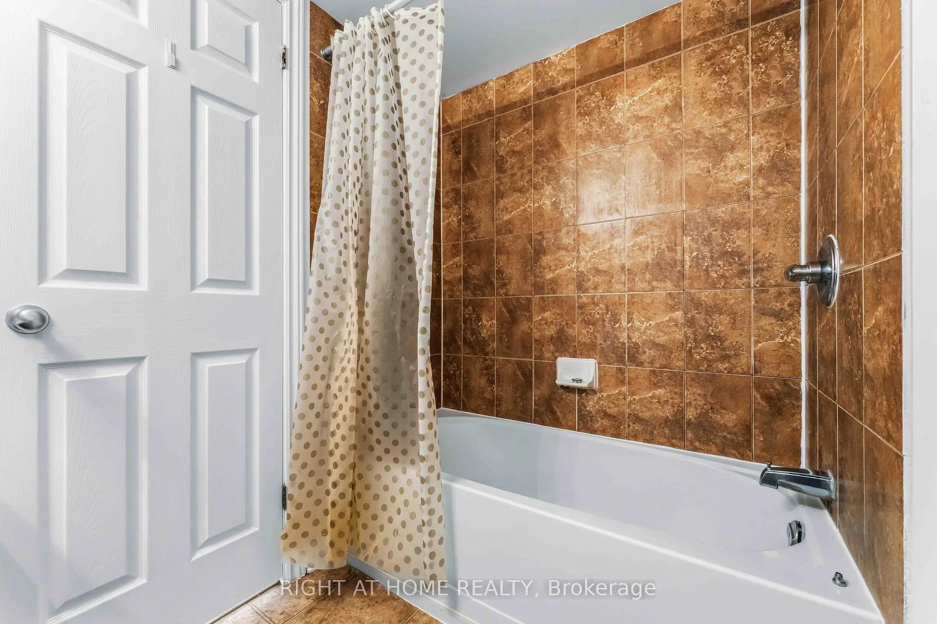Photo 16 of Unit B, 455 Chapman Mills Drive, Ottawa, Barrhaven - Strandherd — HOMEH