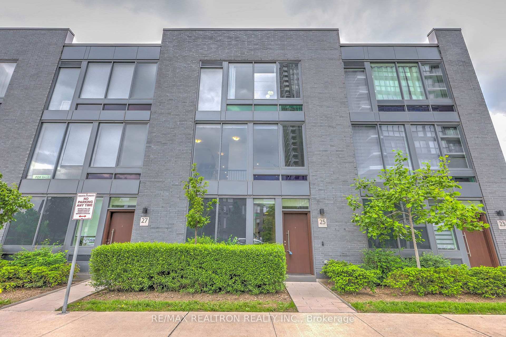 Photo 2 of 25 Sonic Way, Toronto, Flemingdon Park — HOMEH