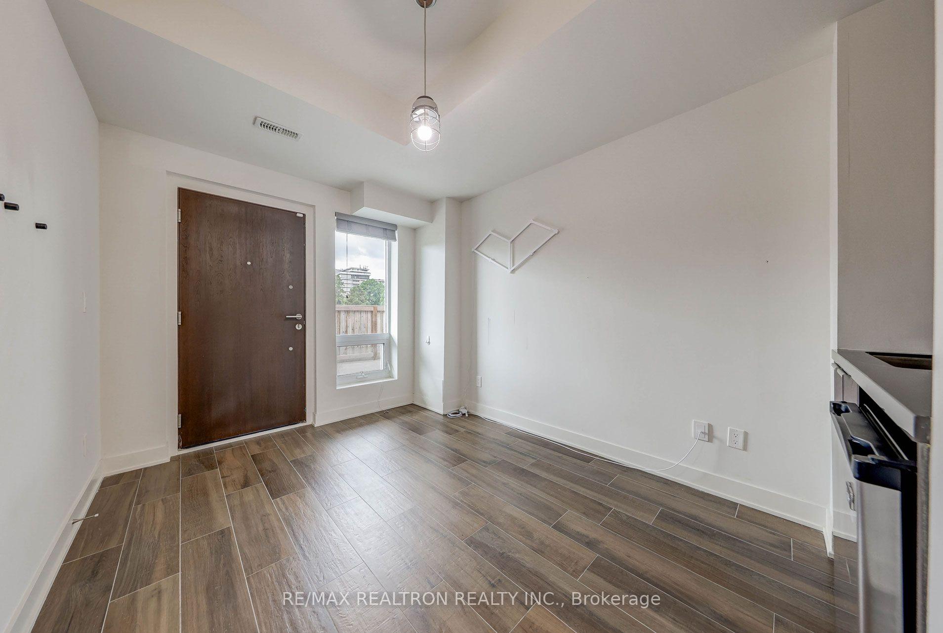 Photo 5 of 25 Sonic Way, Toronto, Flemingdon Park — HOMEH
