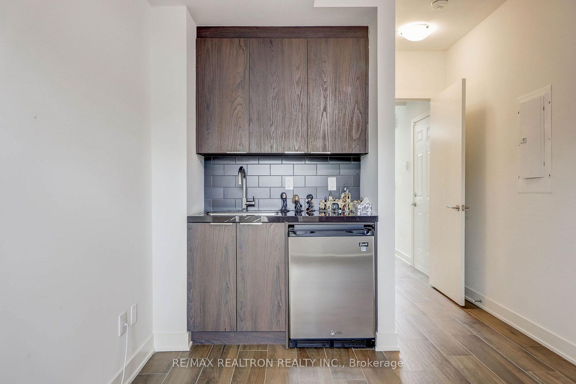 Photo 7 of 25 Sonic Way, Toronto, Flemingdon Park — HOMEH