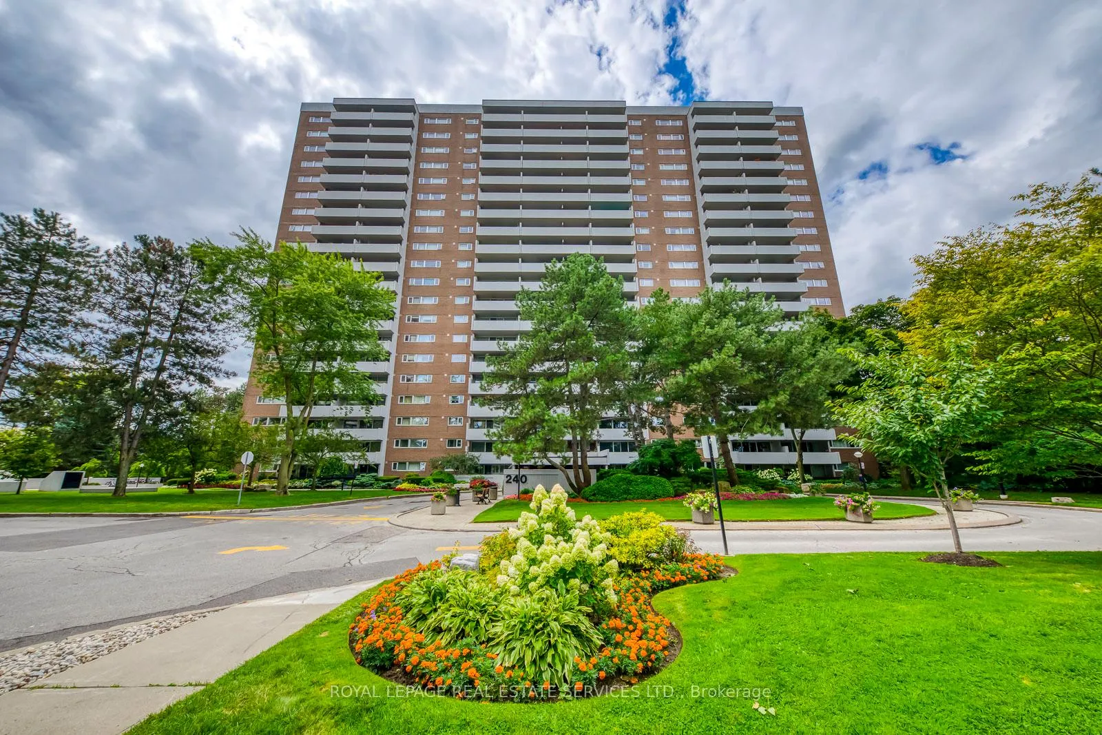 Photo 6 of Unit 405, 240 Scarlett Road, Toronto, Rockcliffe-Smythe — HOMEH