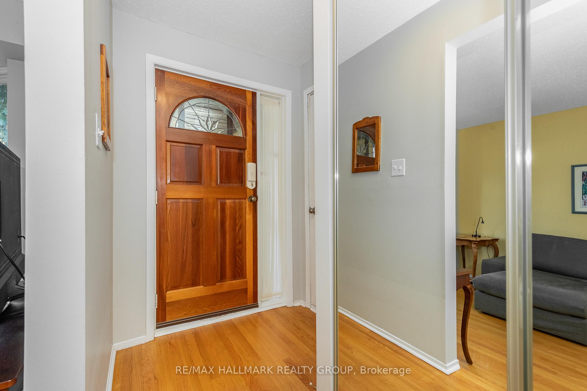 Photo 4 of 1414 Eastcliffe Way, Ottawa, Pineview — HOMEH