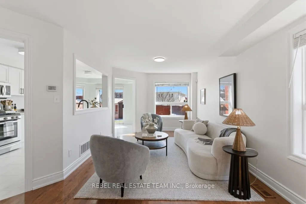 Photo 5 of 11 Booth Crescent, Ajax, Central — HOMEH