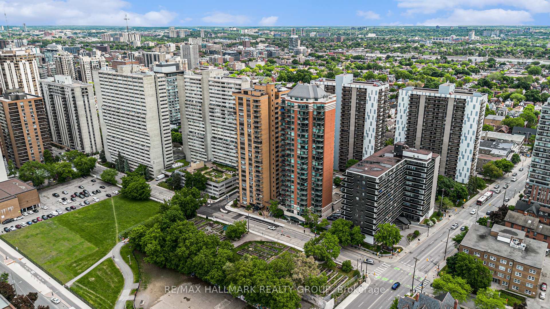 Front of Unit 1404, 556 Laurier Avenue W