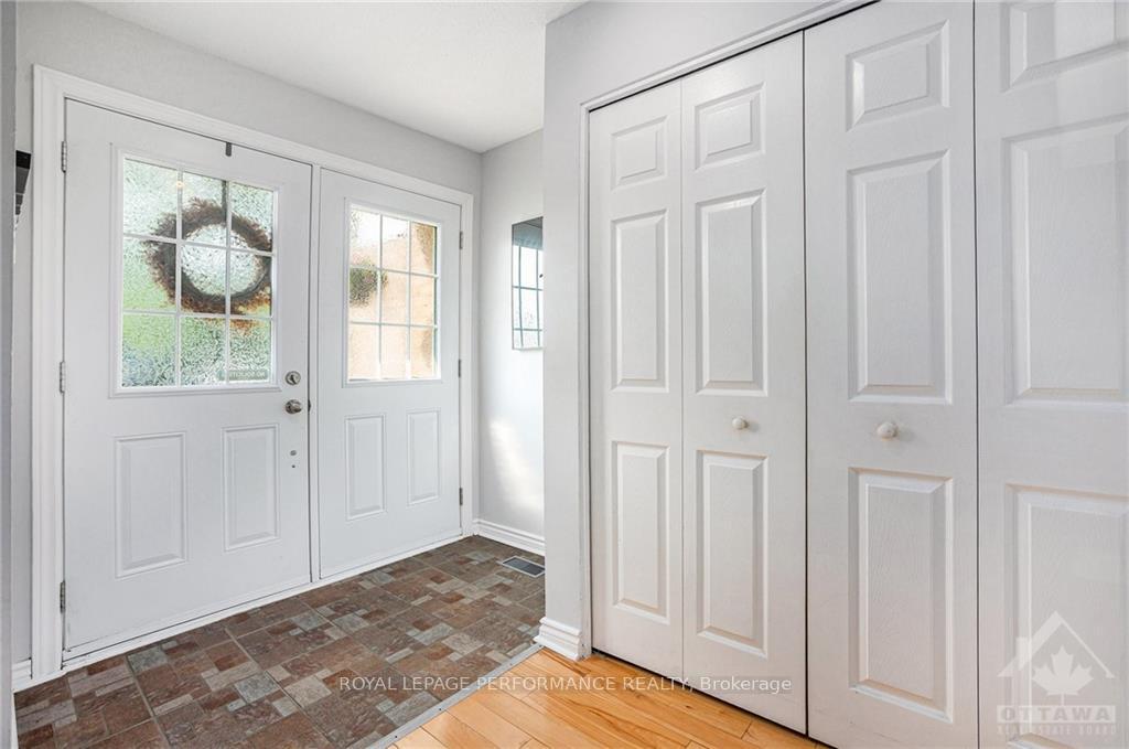 Photo 3 of 415 Kintyre, Ottawa, Carleton Square — HOMEH
