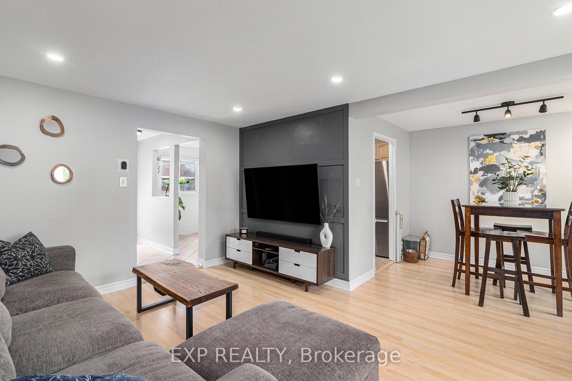 Photo 3 of 7804 Jeanne D'arc Boulevard, Ottawa, Convent Glen North — HOMEH