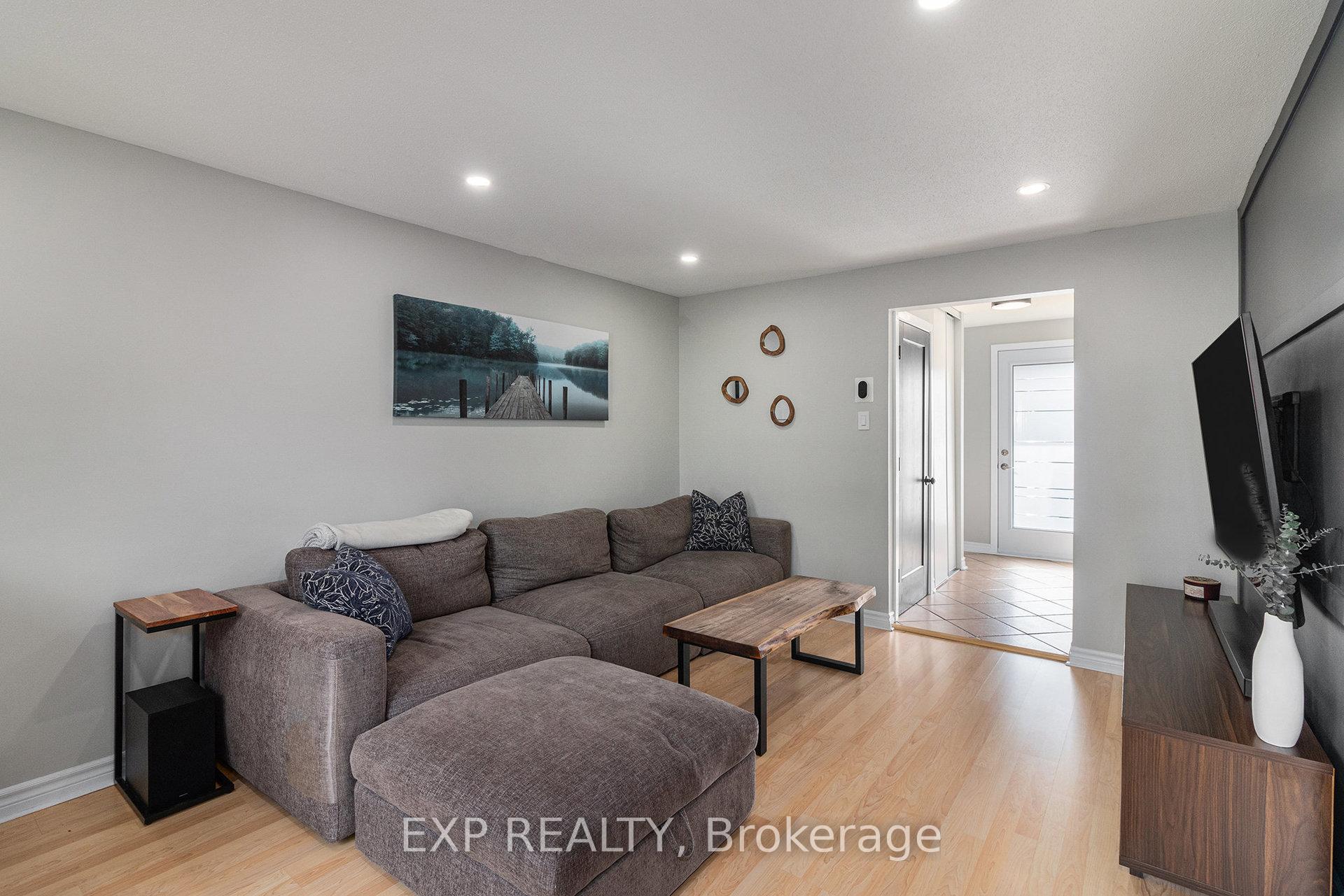 Photo 5 of 7804 Jeanne D'arc Boulevard, Ottawa, Convent Glen North — HOMEH