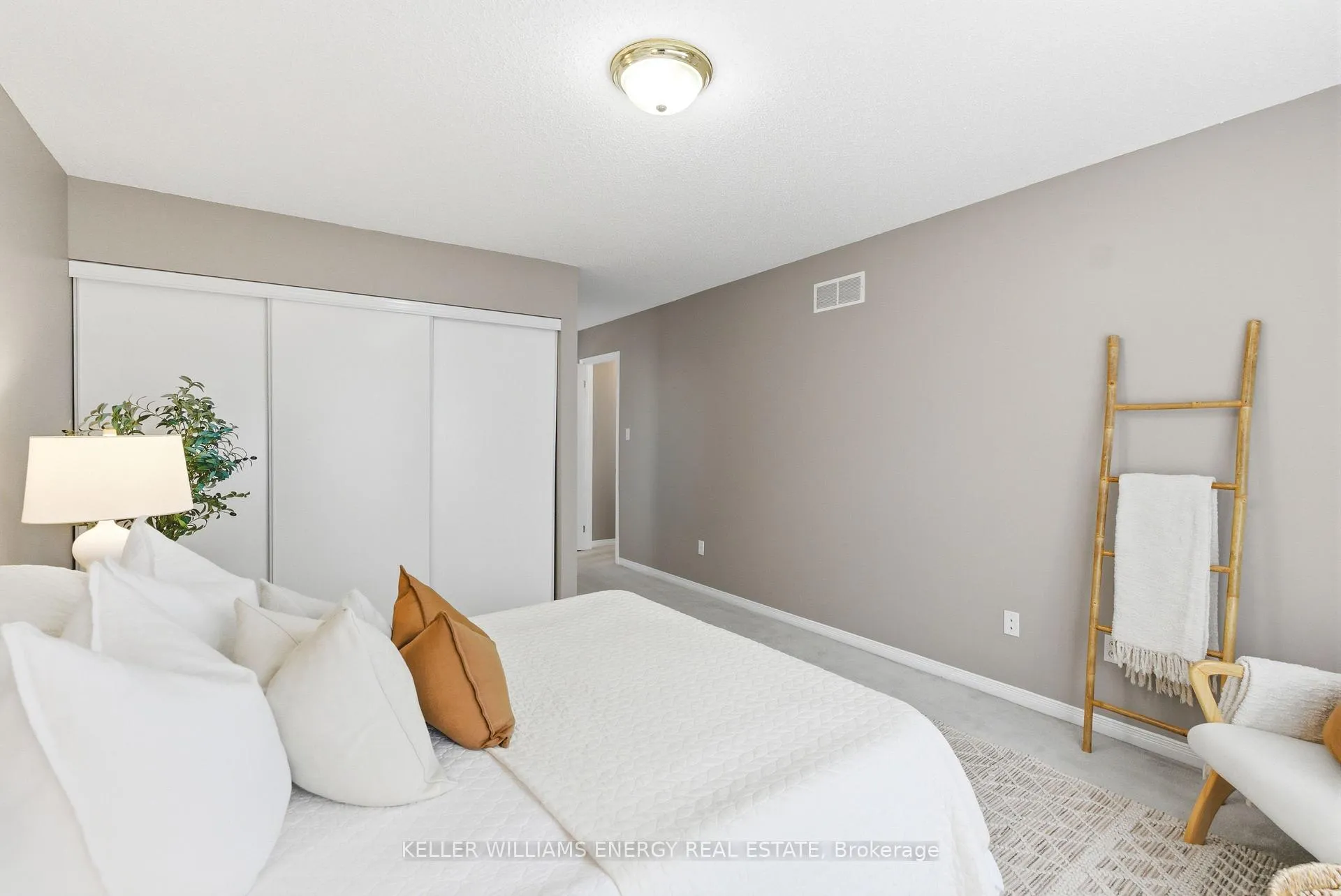 Photo 24 of 21 Heritage Lane, Clarington, Newcastle — HOMEH