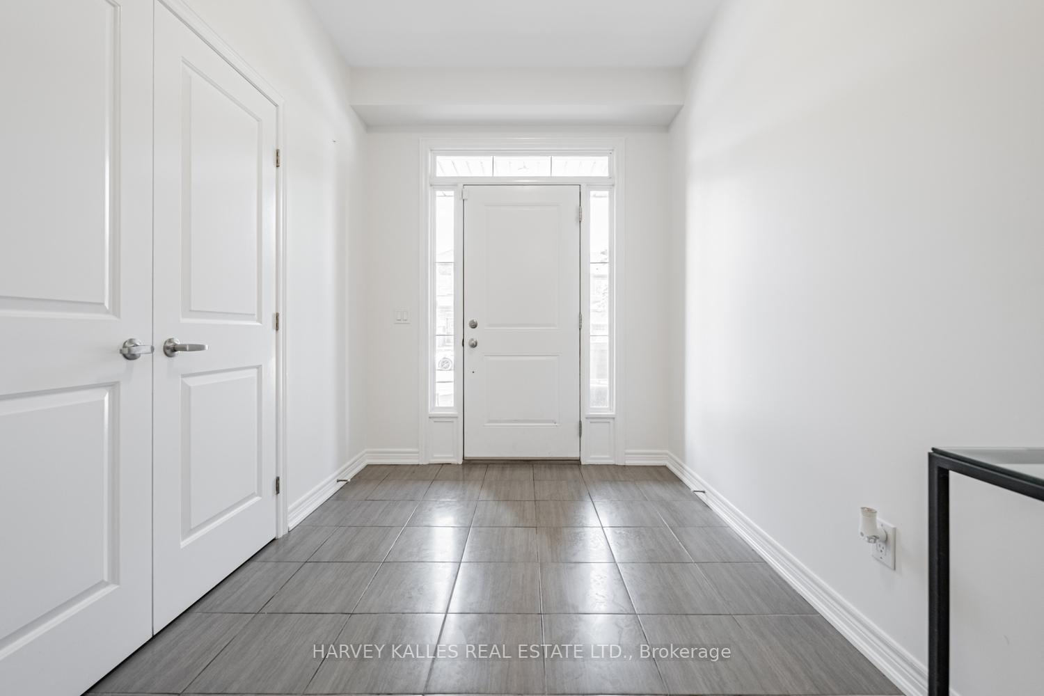 Photo 4 of 300 Humphrey Street, Hamilton, Waterdown — HOMEH