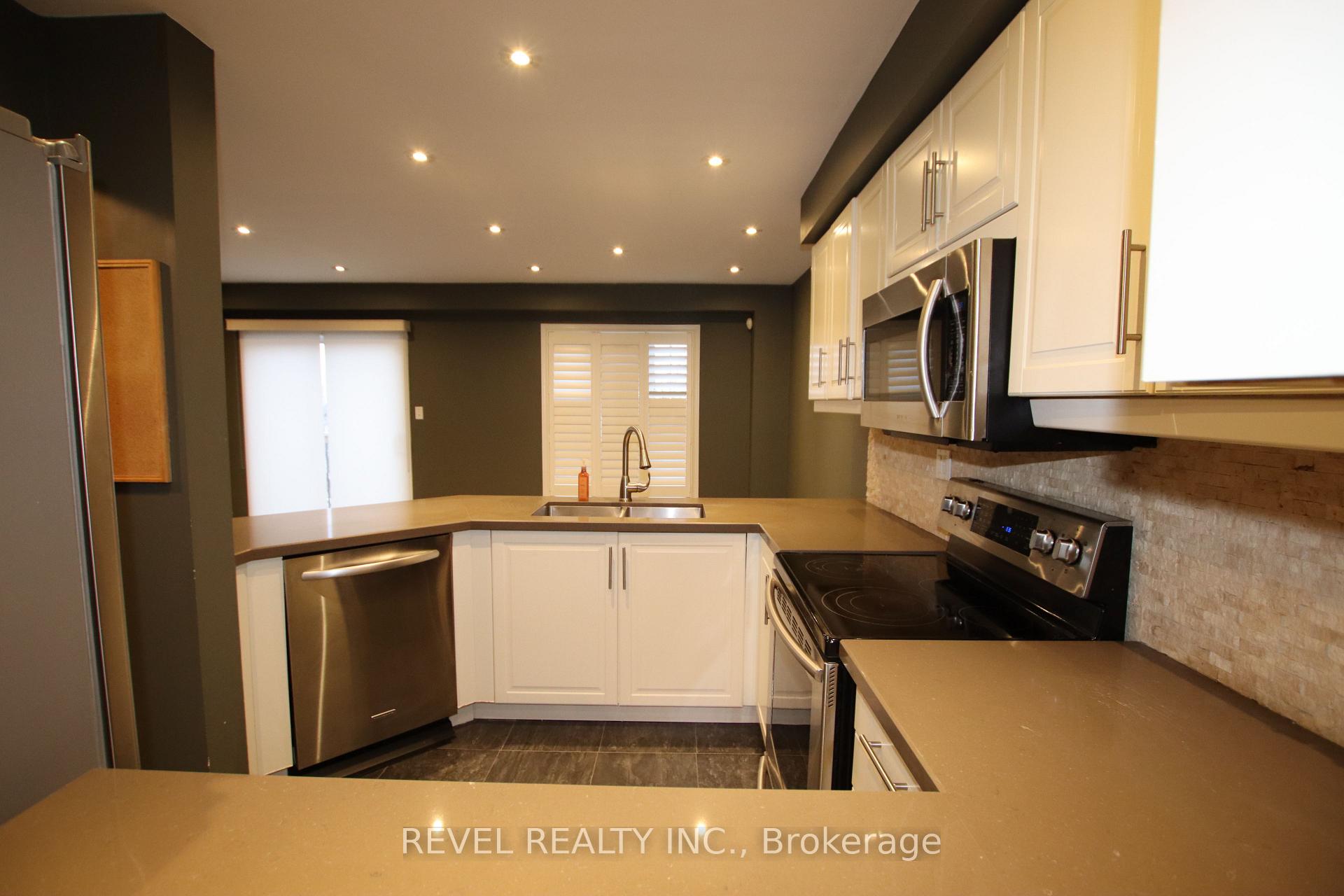 Photo 4 of 11 Tasker Crescent, Ajax, Central — HOMEH