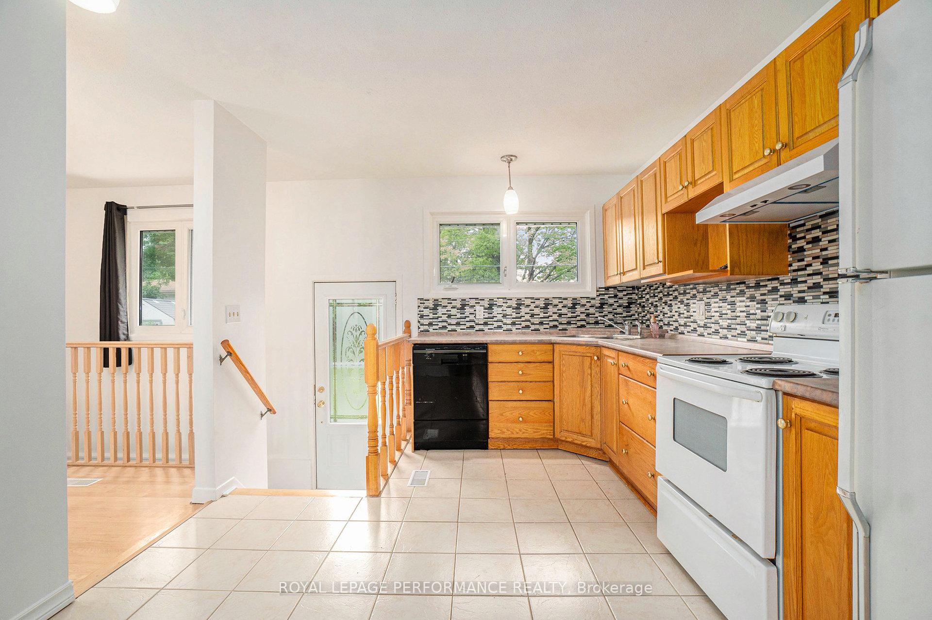 Photo 11 of 8 Newgale Street, Ottawa, Crystal Beach — HOMEH