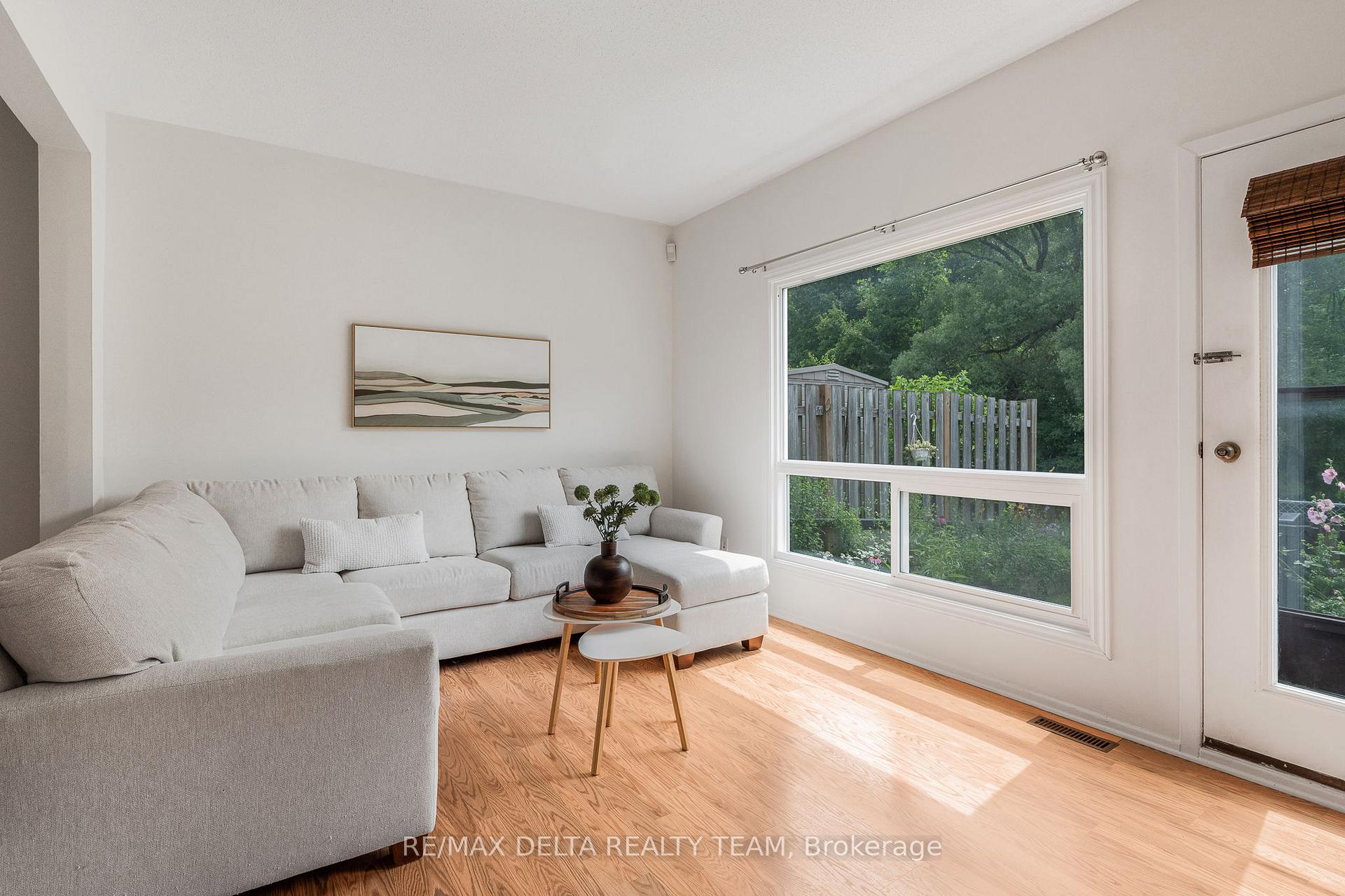 Photo 3 of Unit 20, 2000 Falkirk Crescent, Ottawa, Blackburn Hamlet (South) — HOMEH