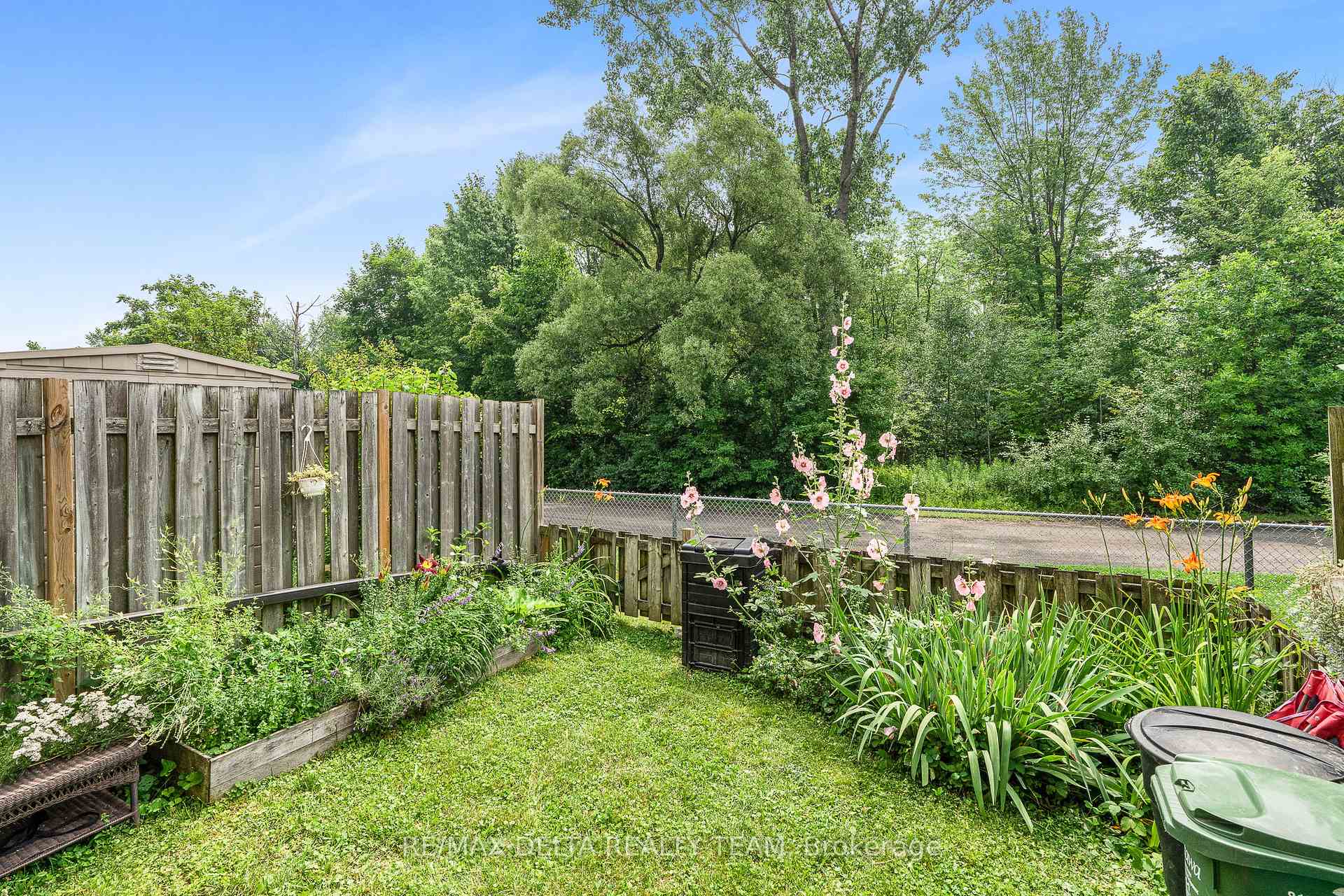 Photo 20 of Unit 20, 2000 Falkirk Crescent, Ottawa, Blackburn Hamlet (South) — HOMEH
