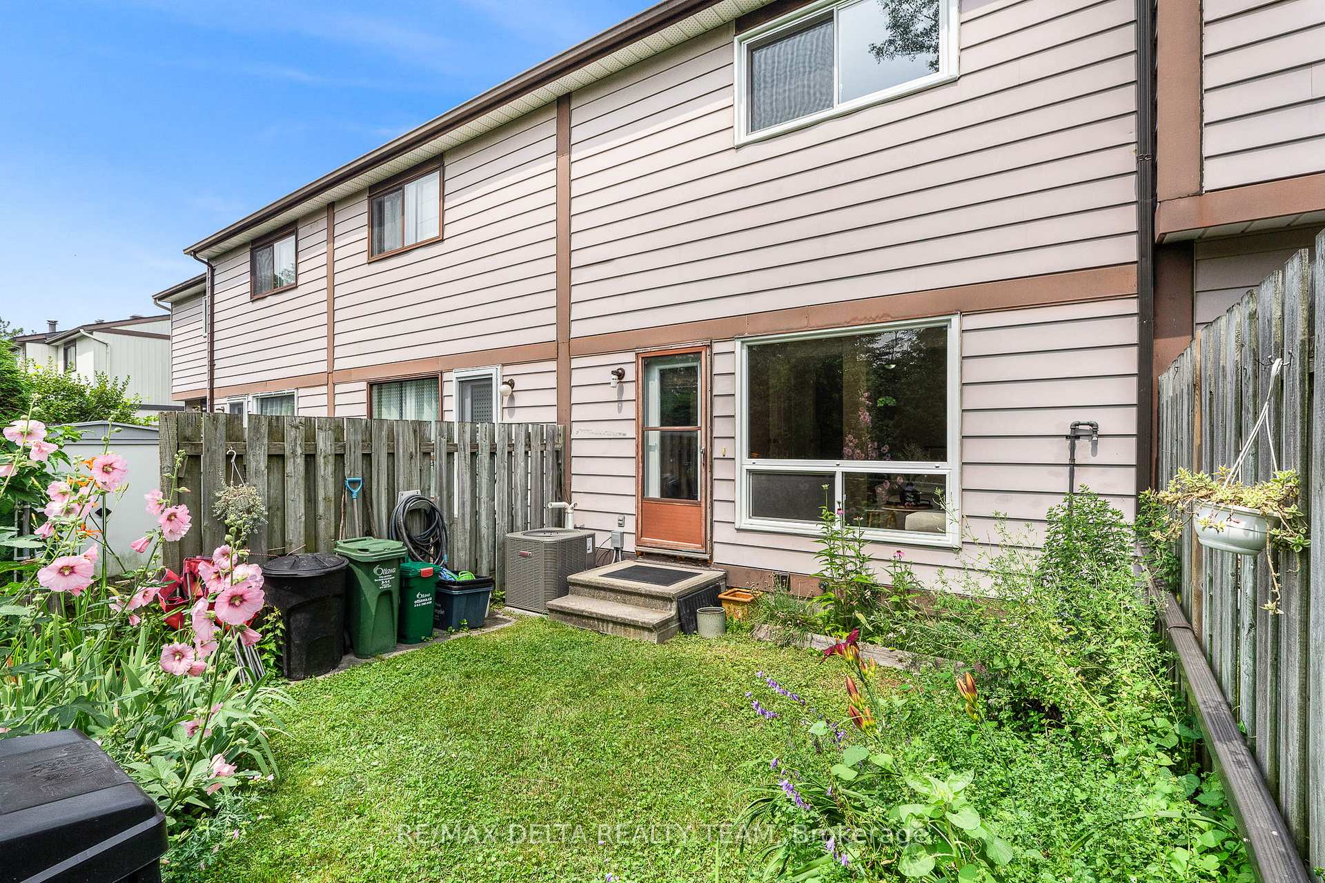 Photo 21 of Unit 20, 2000 Falkirk Crescent, Ottawa, Blackburn Hamlet (South) — HOMEH