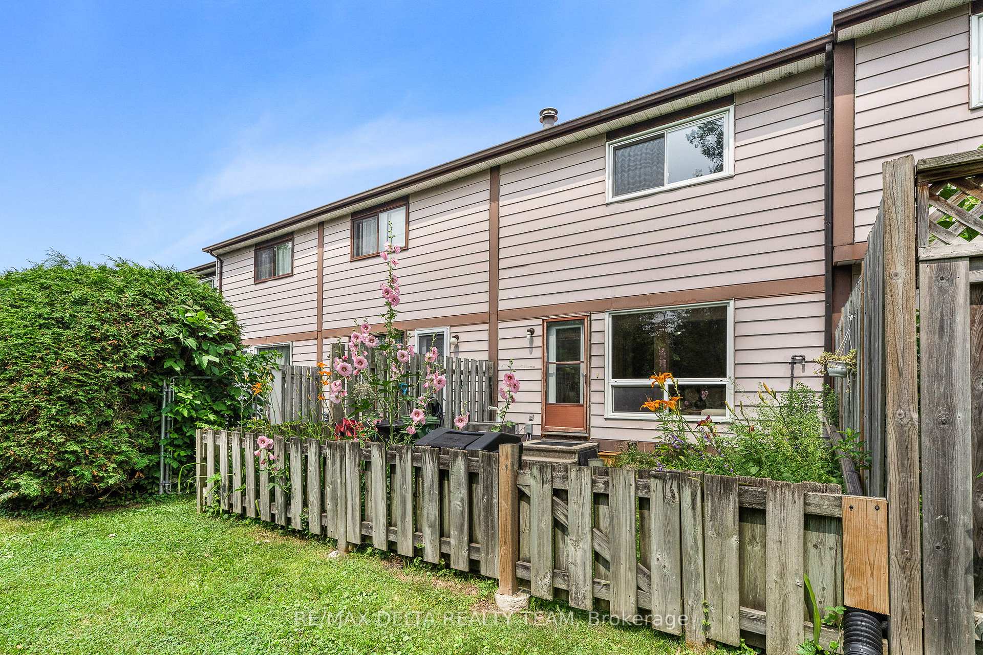 Photo 22 of Unit 20, 2000 Falkirk Crescent, Ottawa, Blackburn Hamlet (South) — HOMEH
