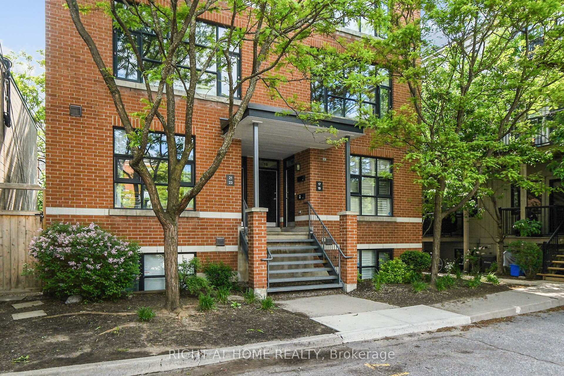 Photo 1 of 19 Tuscan Private, Ottawa, West Centre Town — HOMEH