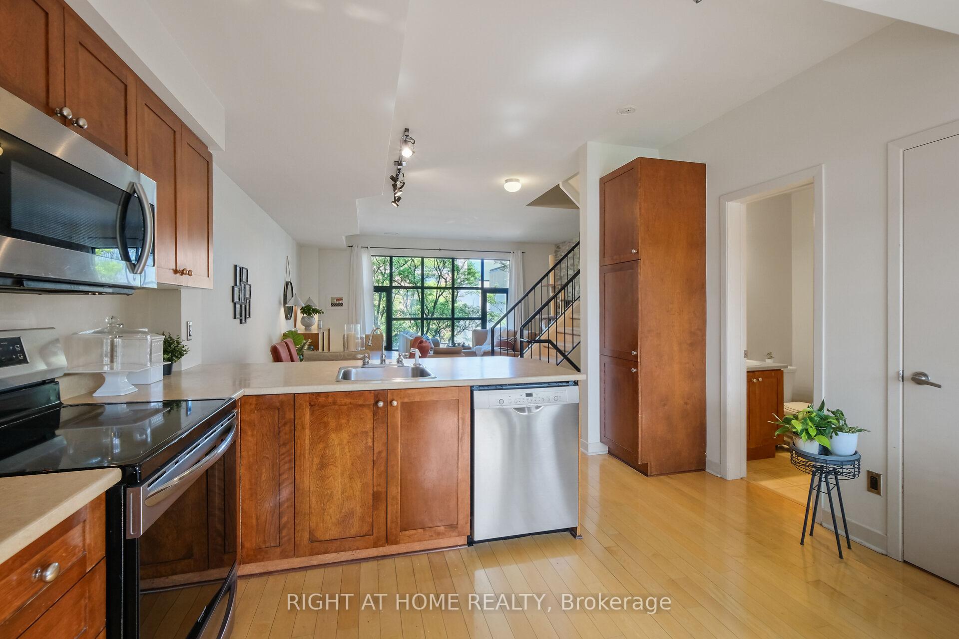 Photo 6 of 19 Tuscan Private, Ottawa, West Centre Town — HOMEH