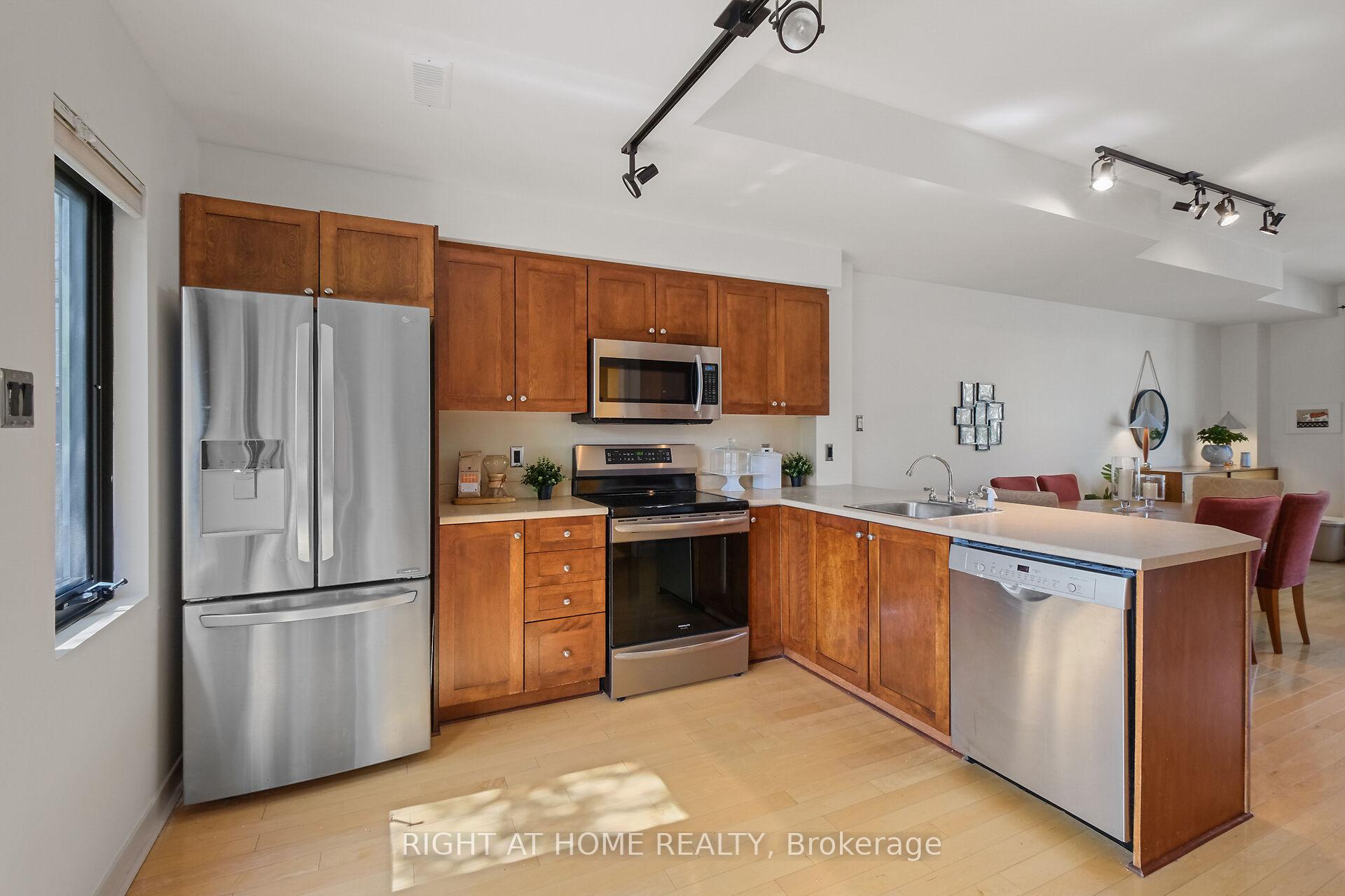 Photo 7 of 19 Tuscan Private, Ottawa, West Centre Town — HOMEH