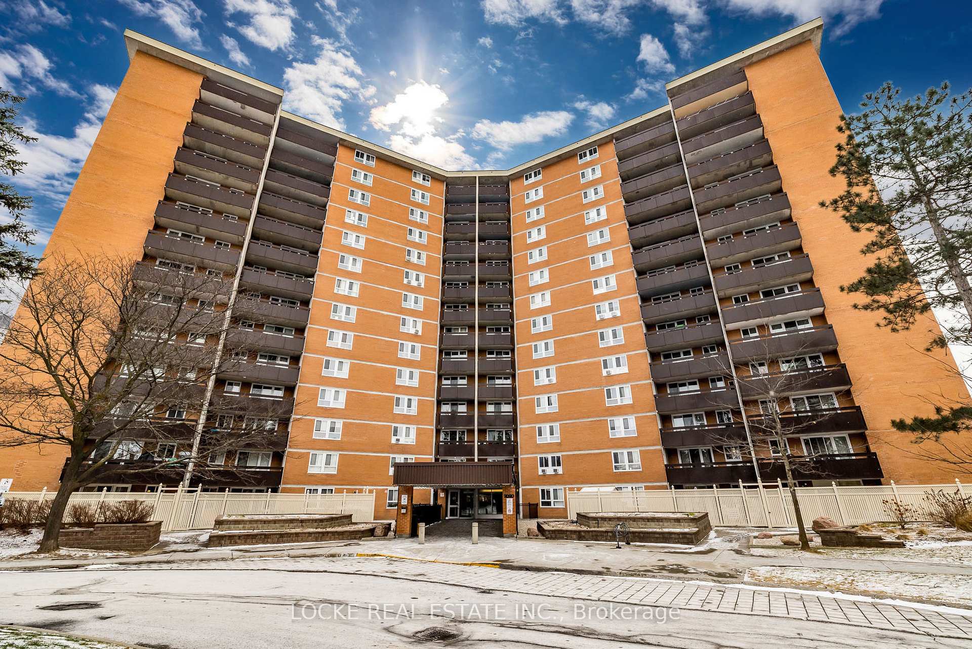 Front of Unit 918, 2020 Jasmine Crescent
