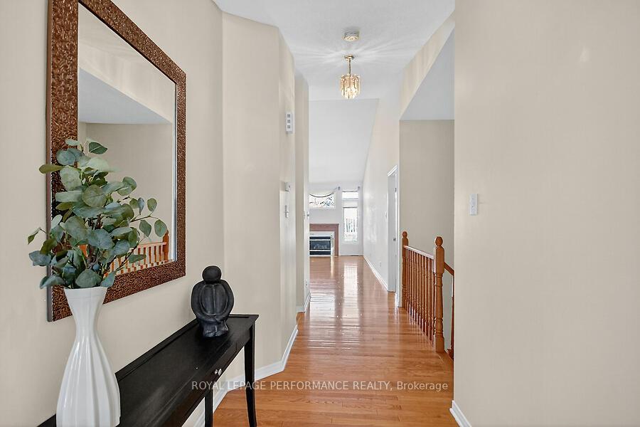 Photo 3 of 40 Briardale Crescent, Ottawa, City View/Skyline/Fisher Heights/Parkwood Hills — HOMEH