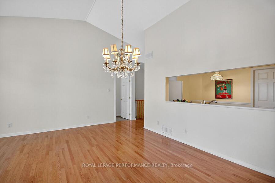 Photo 12 of 40 Briardale Crescent, Ottawa, City View/Skyline/Fisher Heights/Parkwood Hills — HOMEH