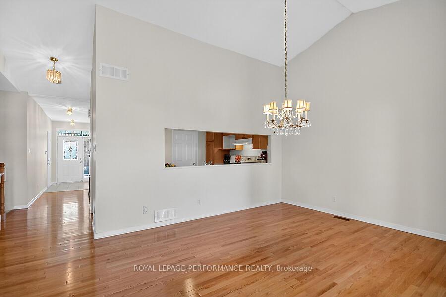 Photo 13 of 40 Briardale Crescent, Ottawa, City View/Skyline/Fisher Heights/Parkwood Hills — HOMEH