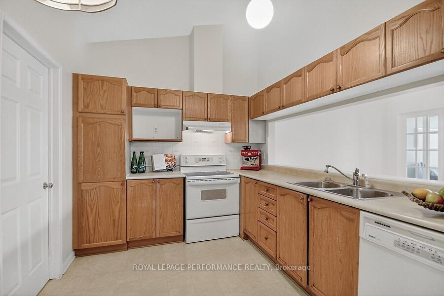 Photo 23 of 40 Briardale Crescent, Ottawa, City View/Skyline/Fisher Heights/Parkwood Hills — HOMEH