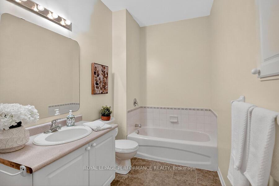 Photo 32 of 40 Briardale Crescent, Ottawa, City View/Skyline/Fisher Heights/Parkwood Hills — HOMEH