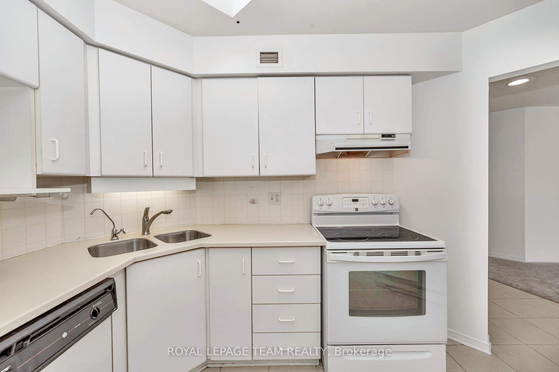 Photo 5 of Unit 404C, 997 North River Road, Ottawa, Overbrook — HOMEH