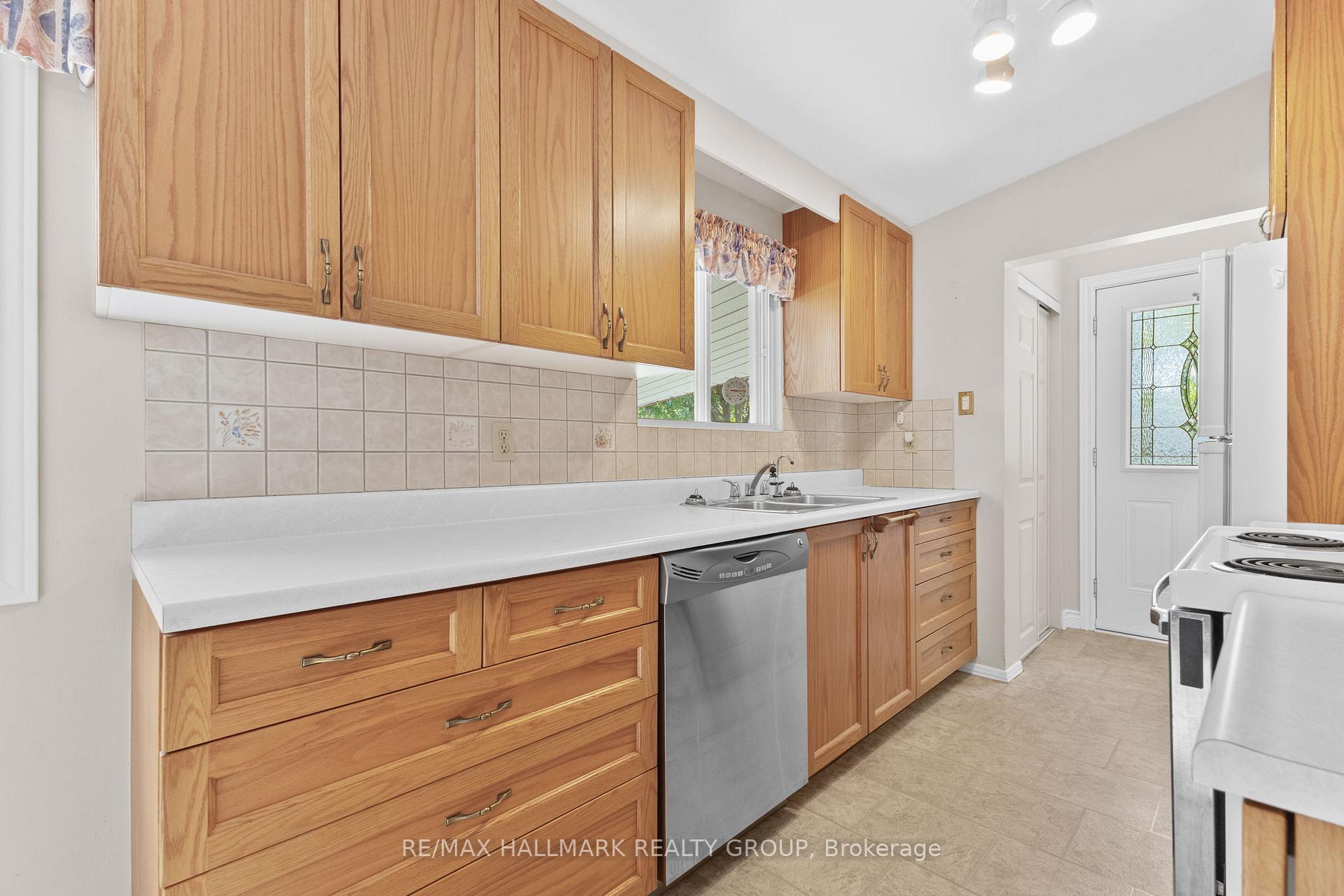 Photo 6 of 2234 Bingham Street, Ottawa, Elmvale Acres/Urbandale — HOMEH