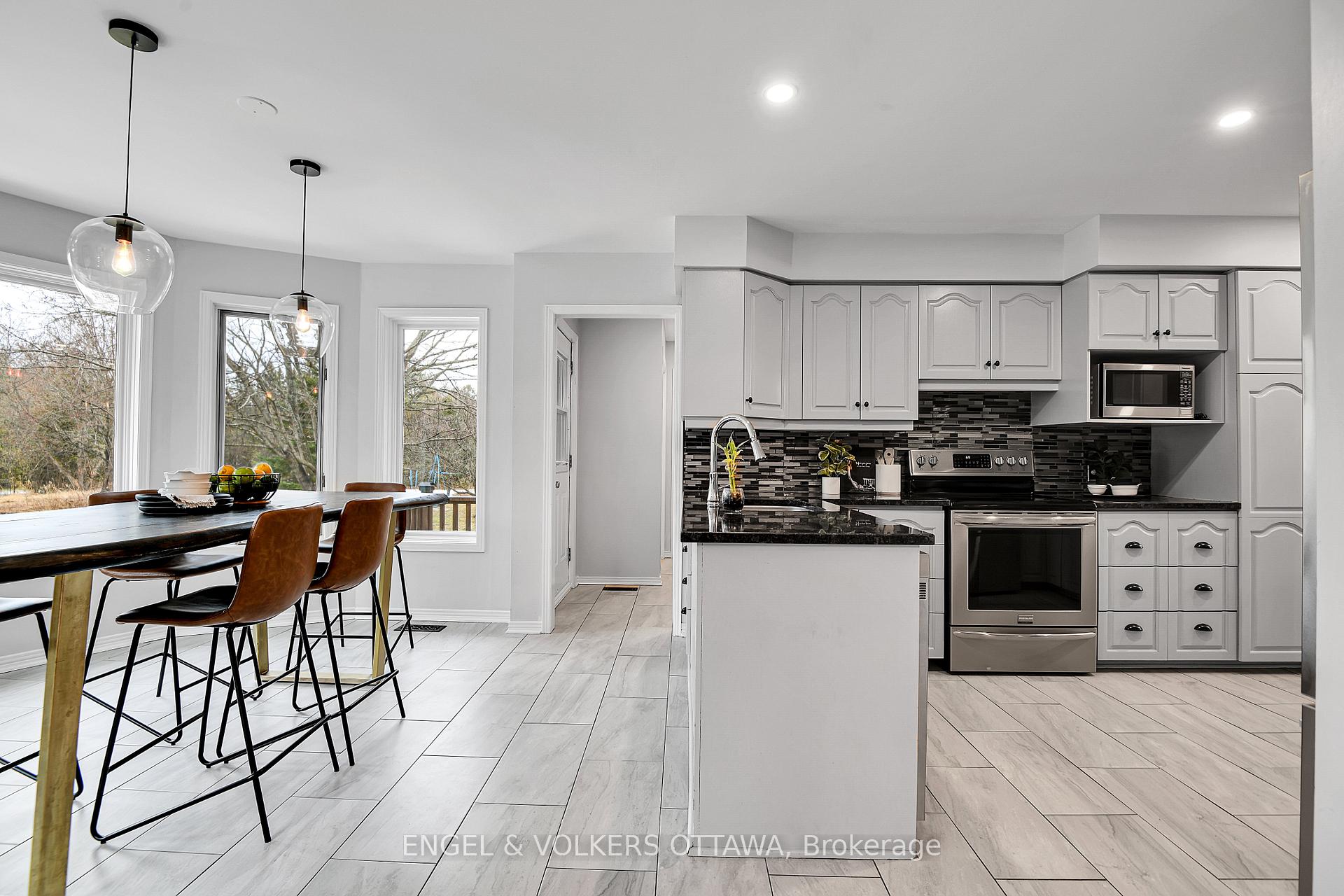 Photo 11 of 102 Delaney Drive, Ottawa, Huntley Ward (South West) — HOMEH