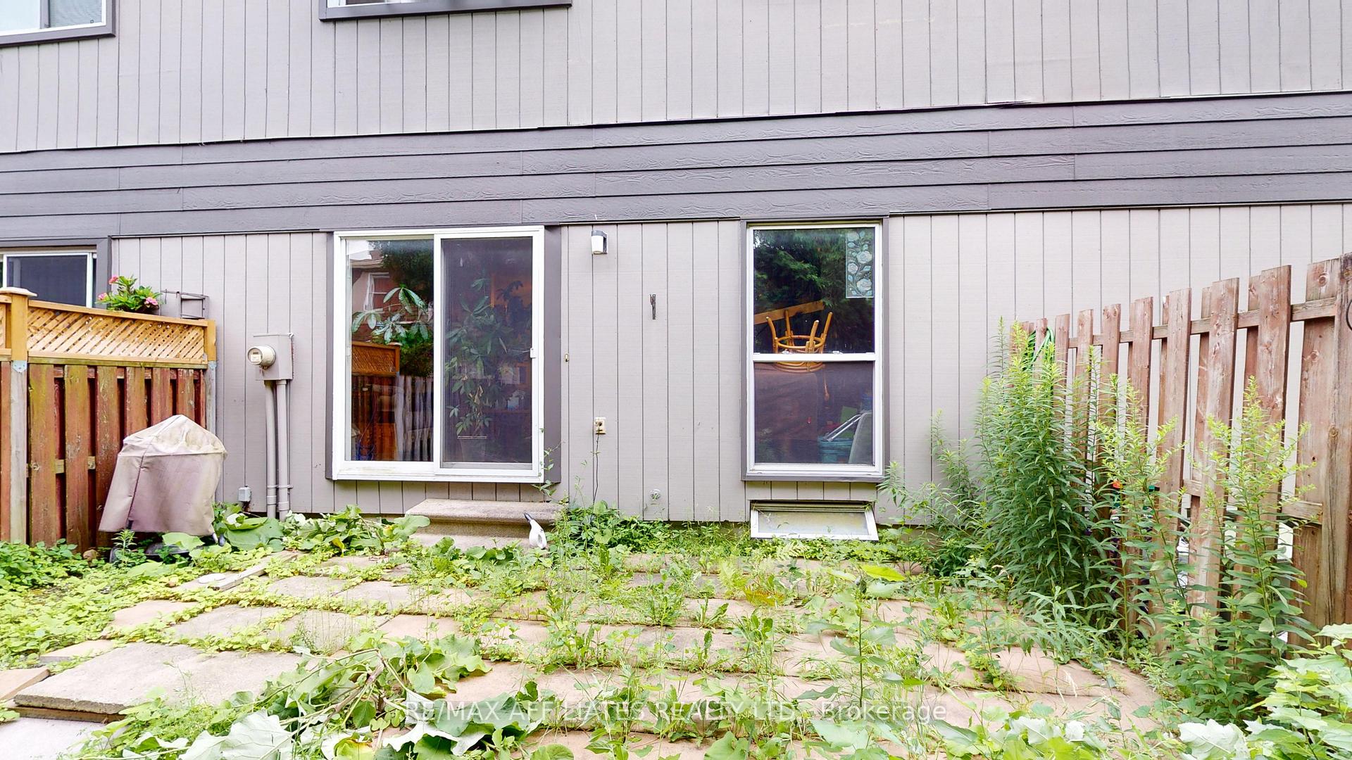 Photo 2 of Unit 11, 76 Compata Way S, Ottawa, Blackburn Hamlet — HOMEH