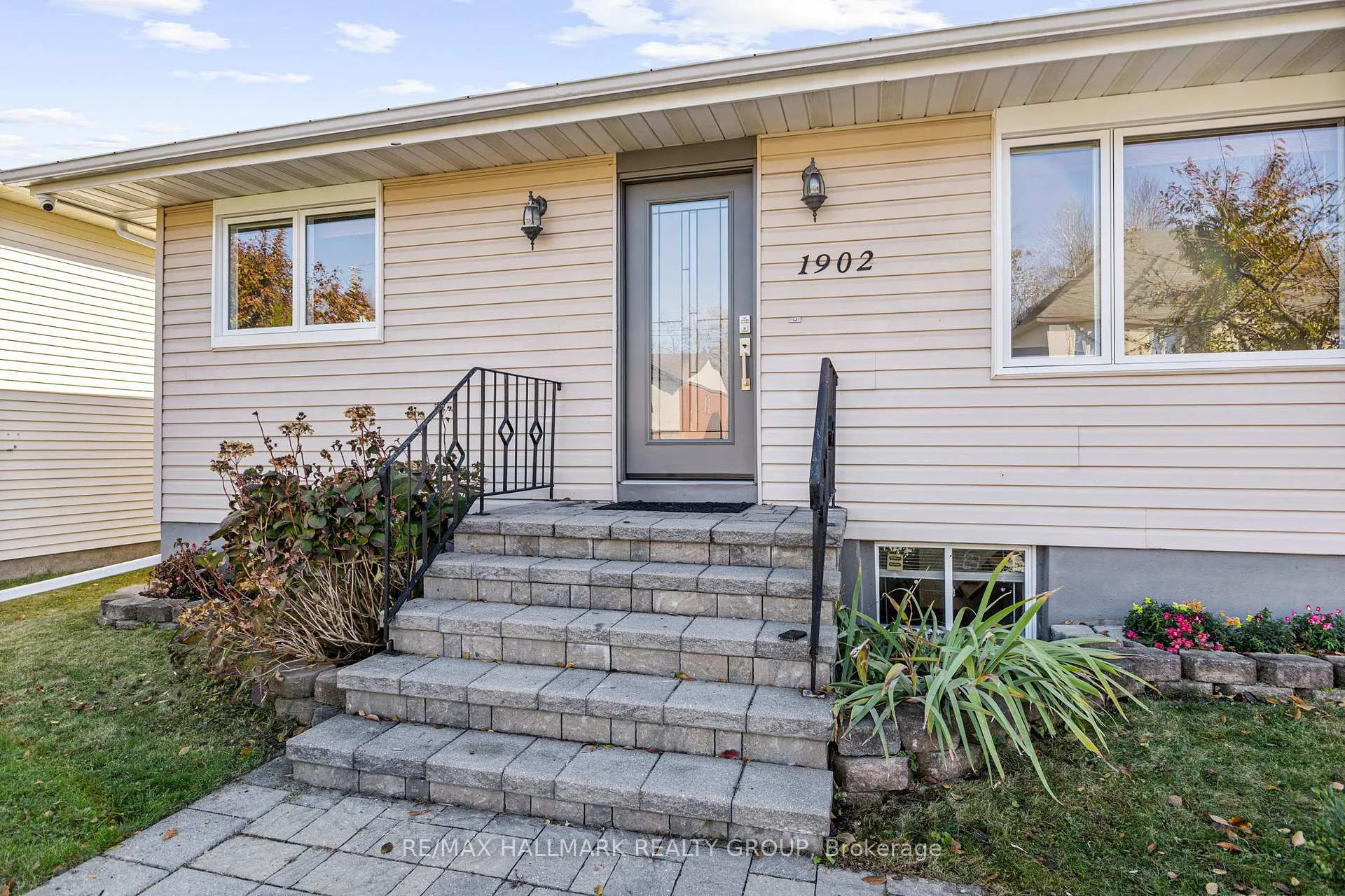 Photo 2 of 1902 Rosebella Avenue, Ottawa, Blossom Park/Leitrim — HOMEH