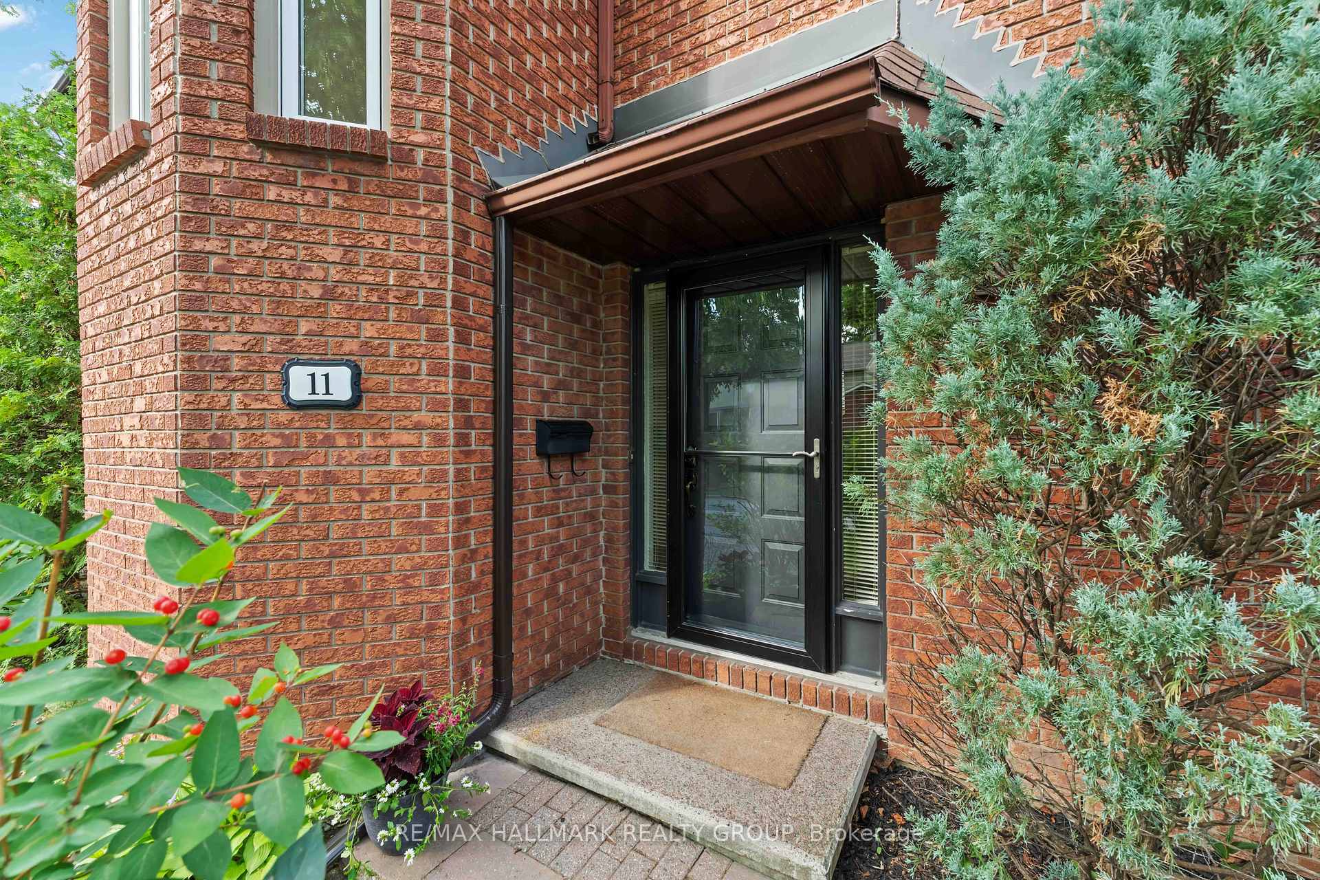 Photo 2 of 11 Buckingham Private, Ottawa, Hunt Club Woods — HOMEH